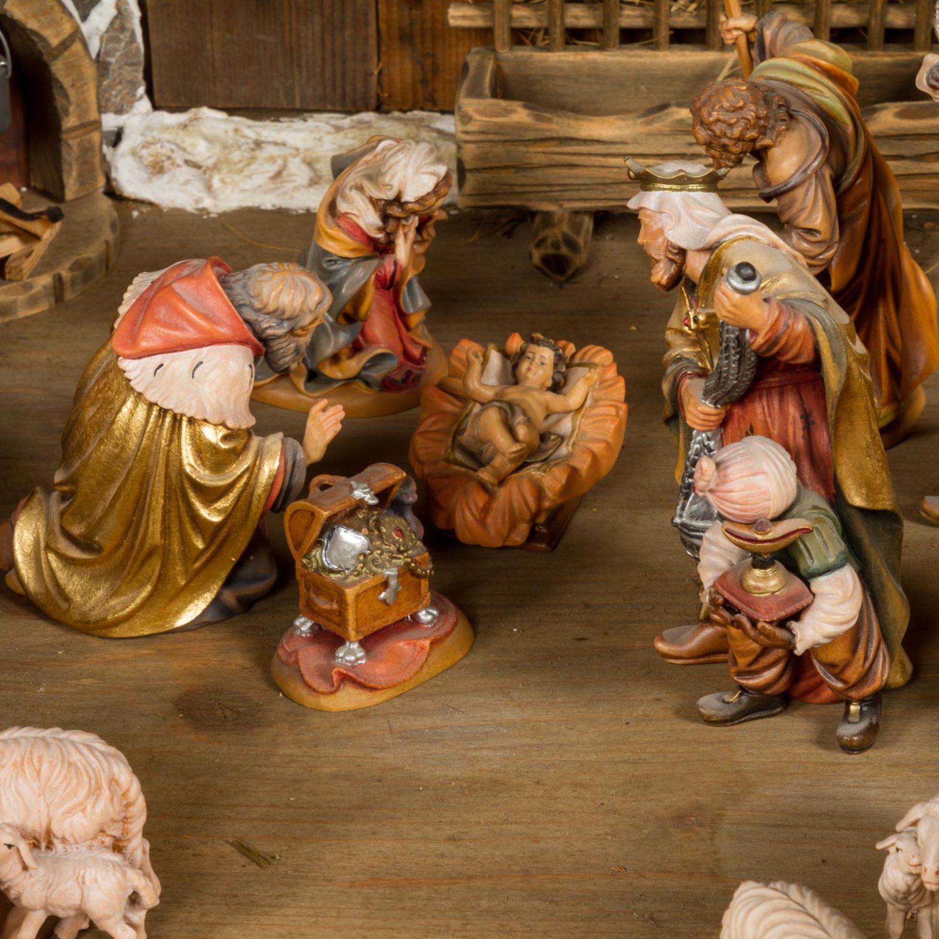 KRIPPE20. Jh., Weihnachtskrippe mit farbig bemalten Holzfiguren, Figurengröße ca. 18 cm, - Bild 4 aus 8