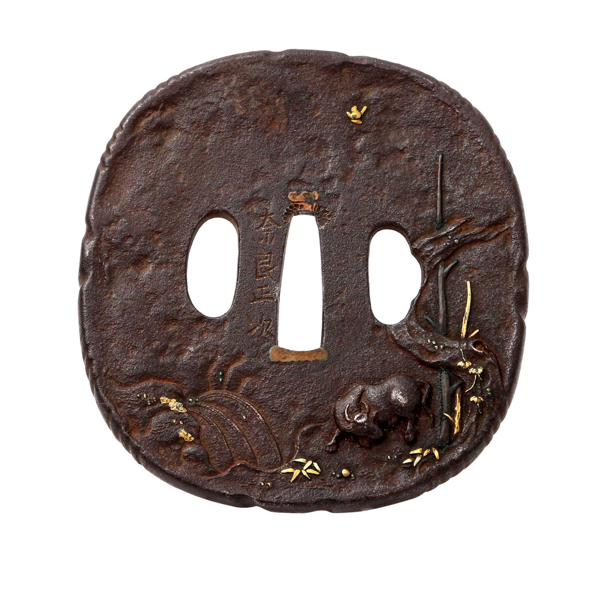 Tsuba aus Shibuichi. JAPAN, Edo-Zeit (1603-1868)verziert mit der Einlage eines liegenden Ochsen im