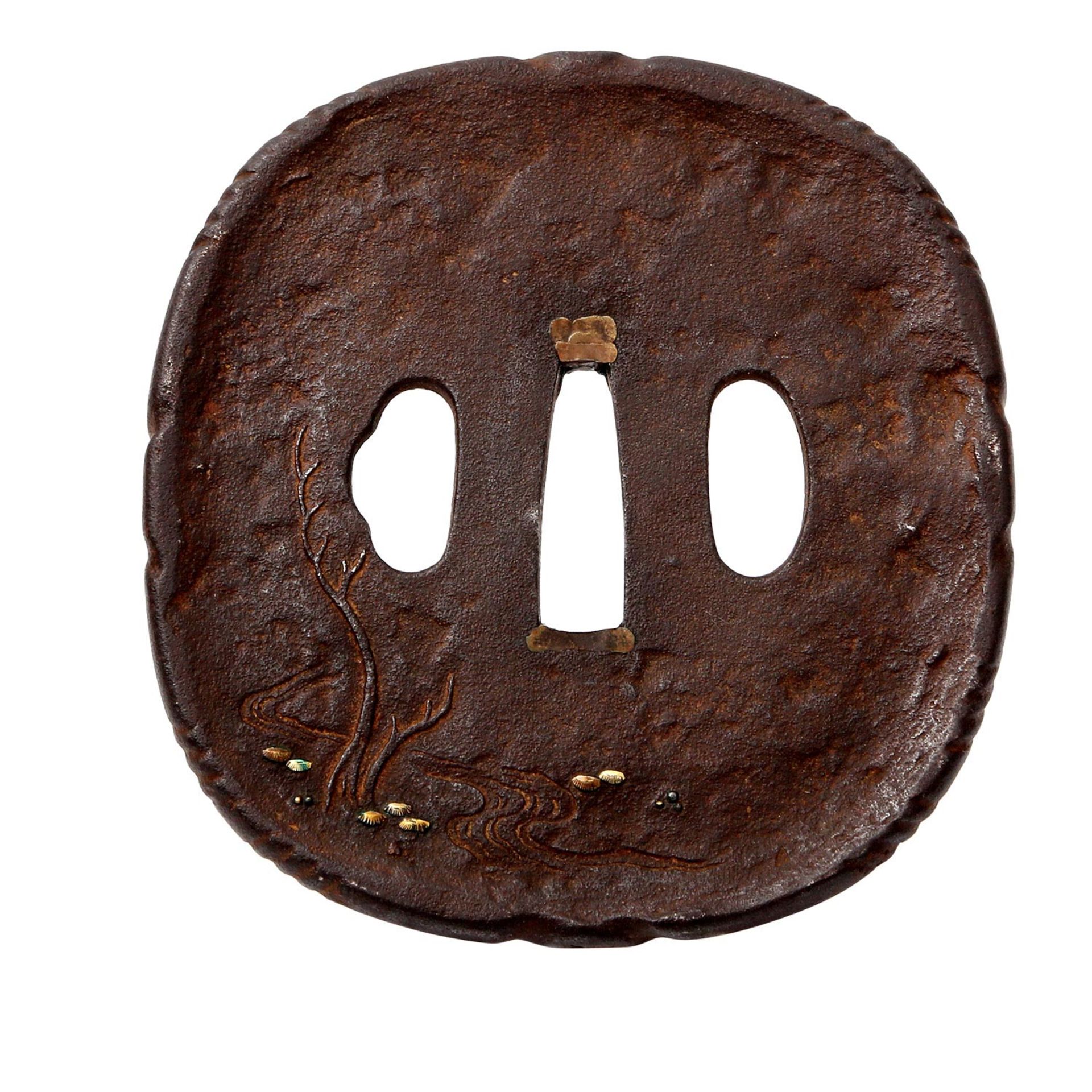 Tsuba aus Shibuichi. JAPAN, Edo-Zeit (1603-1868)verziert mit der Einlage eines liegenden Ochsen im - Image 2 of 2