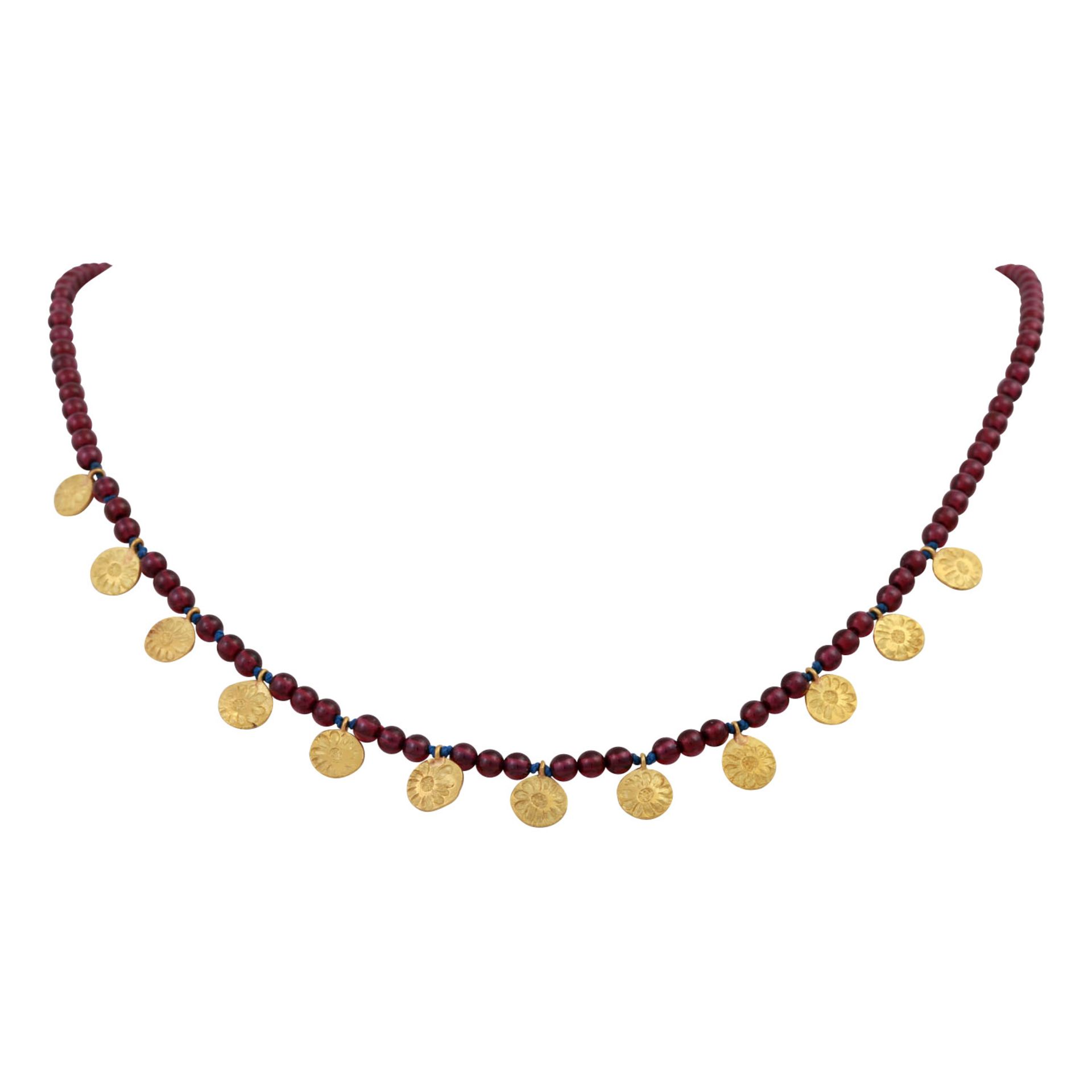 Designer Collier aus Almandinkugeln (Granat) 3,5 mmmit 12 Blüten-Prägeplättchen und Schließe aus