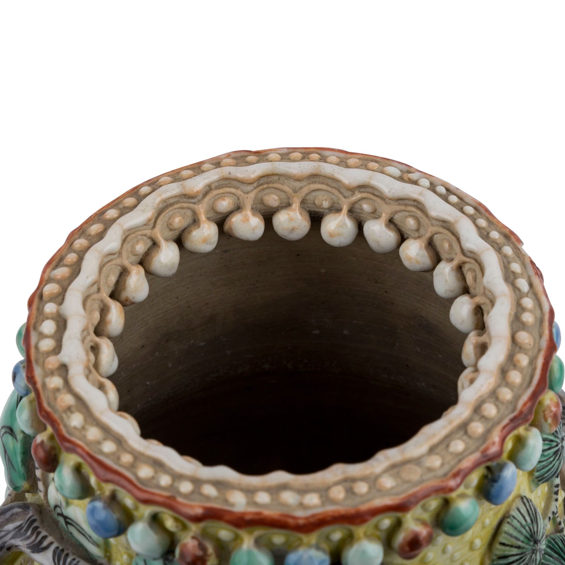 Gefäß aus Keramik. CHINA, 1. Hälfte 20. Jh..Der birnenförmige Körper ist in hohem Relief umlaufend - Image 5 of 6