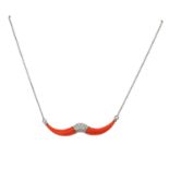 Collier mit geschwungenem Mittelteil aus 2 Korallenelementendazw. Brillantbesatz, zus. ca. 0,4 ct,