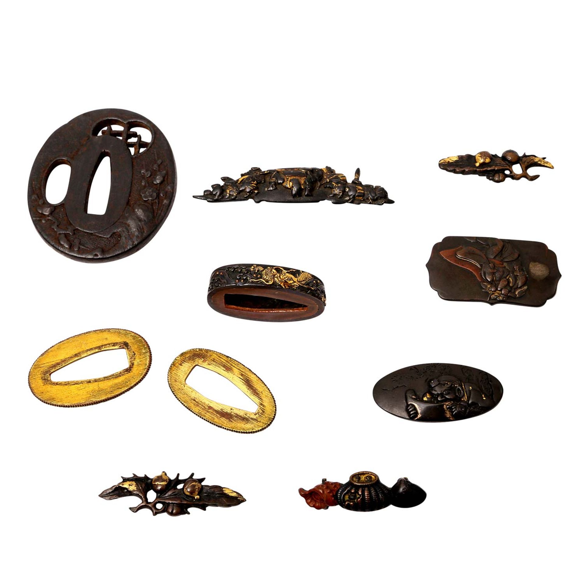 Interessantes Schwertschmuck-Set, 10tlg. JAPAN, verschiedene Epochen.U.a. Tsuba, Menuki, Fuchi-