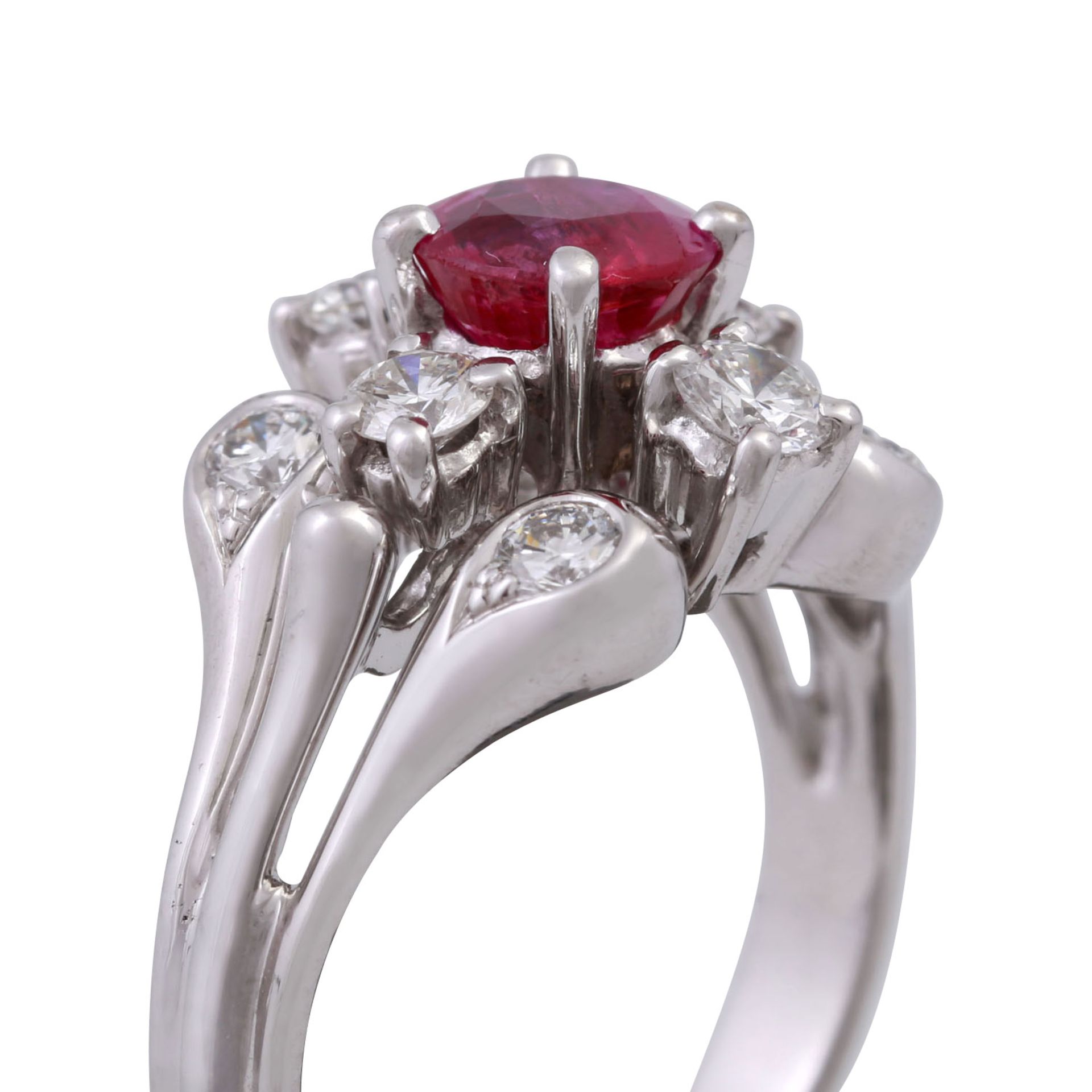 Ring mit rund fac. Rubin, ca. 1 ct und 8 Brillanten, zus. ca. 0,9 ct,WEISS-LGW (H-I)/VS, WG 18K, - Bild 5 aus 5