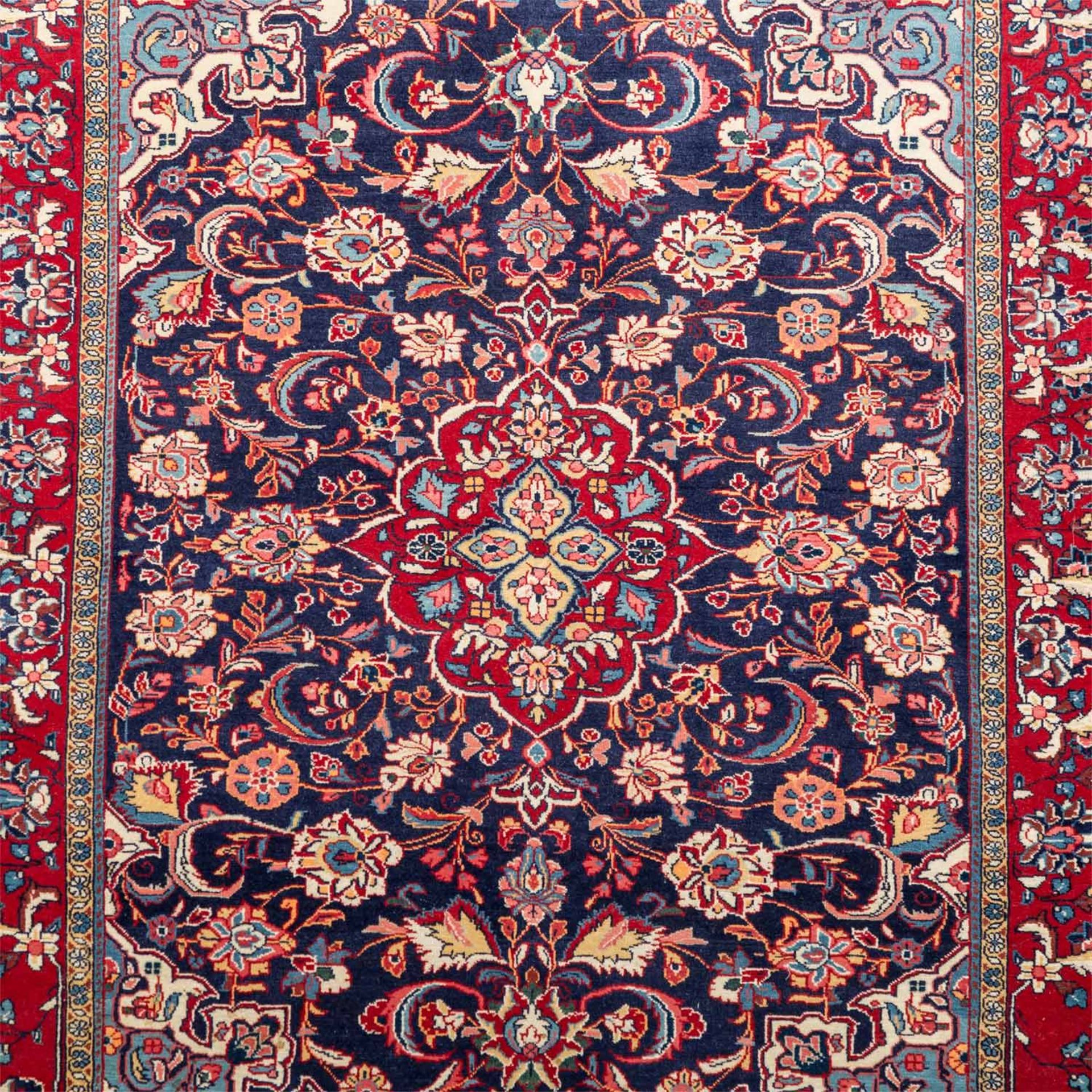 Orientteppich. PERSIEN, 20. Jh., 158x121 cm.Klassisches Zentralmedaillonmuster mit Floralrankwerk - Bild 3 aus 9