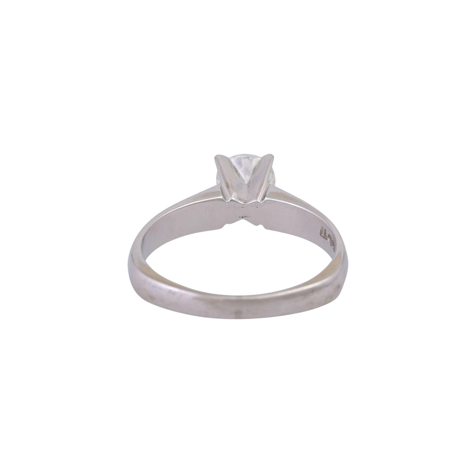 Solitärring mit Brillant, ca. 0,6 ct, GW (L)/P2,Facettkanten berieben, WG 14K, RW 56, 2. H. 20. Jh., - Bild 4 aus 4