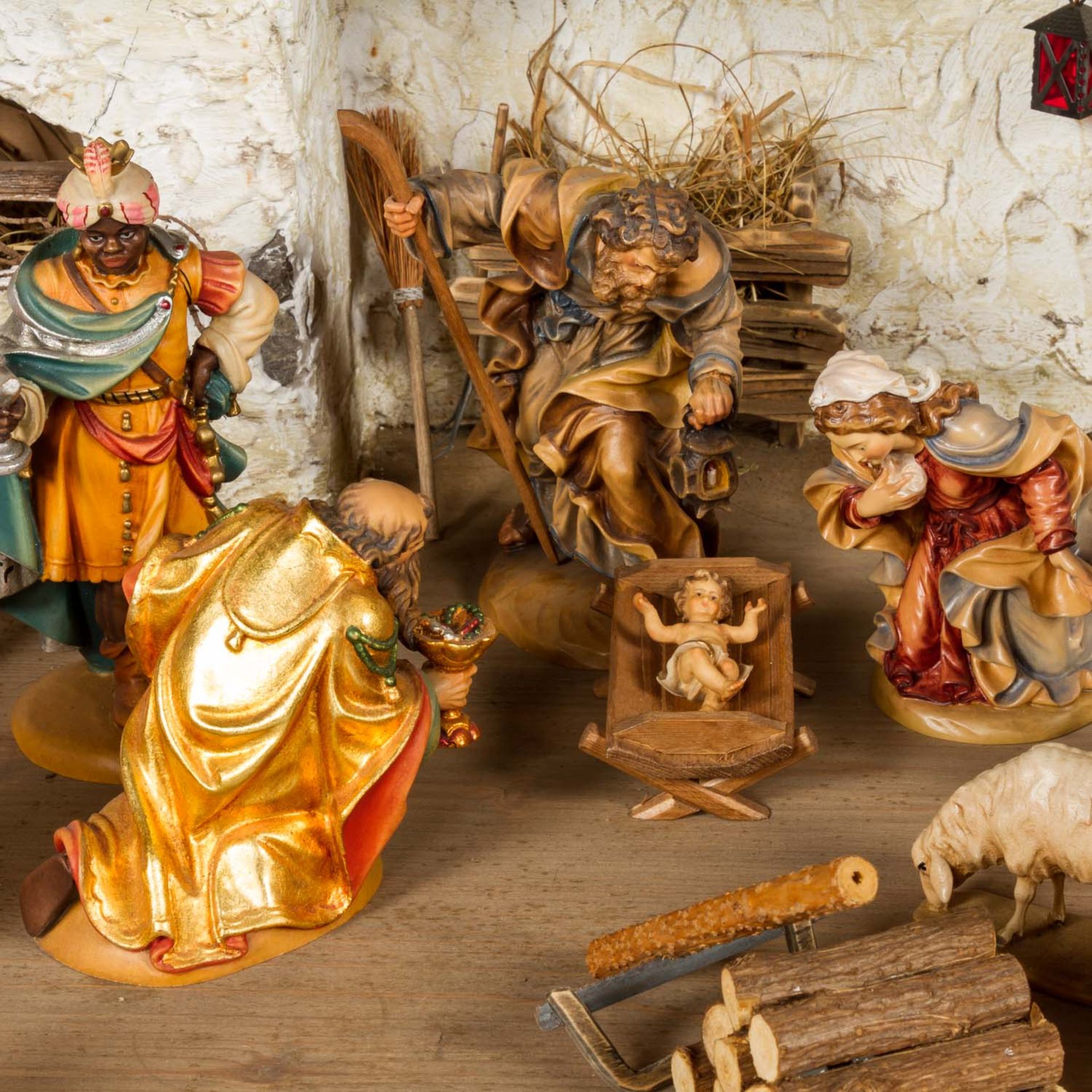 KLEINE KRIPPE20. Jh., Weihnachtskrippe mit farbig bemalten Holzfiguren, Figurengröße ca. 14 cm, - Bild 4 aus 6