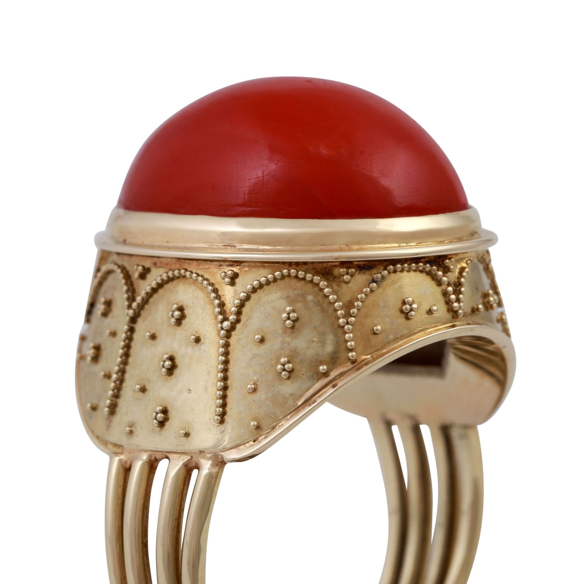 Ring mit ovaler Koralle, ca. 17x12 mm,GG 14K, RW 55, Mitte 20. Jh., min. Tragespuren, Handarbeit mit - Bild 5 aus 6