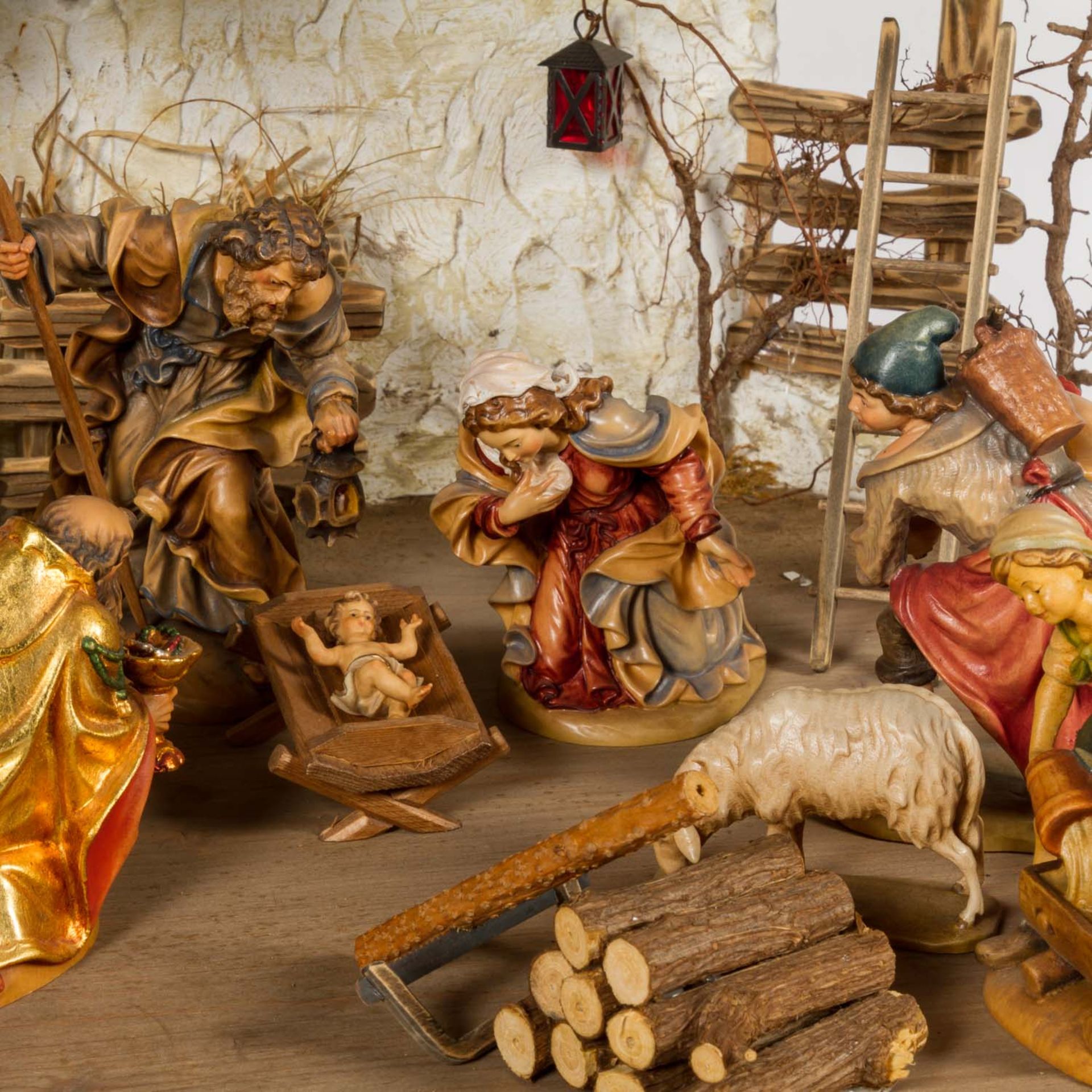 KLEINE KRIPPE20. Jh., Weihnachtskrippe mit farbig bemalten Holzfiguren, Figurengröße ca. 14 cm, - Bild 5 aus 6