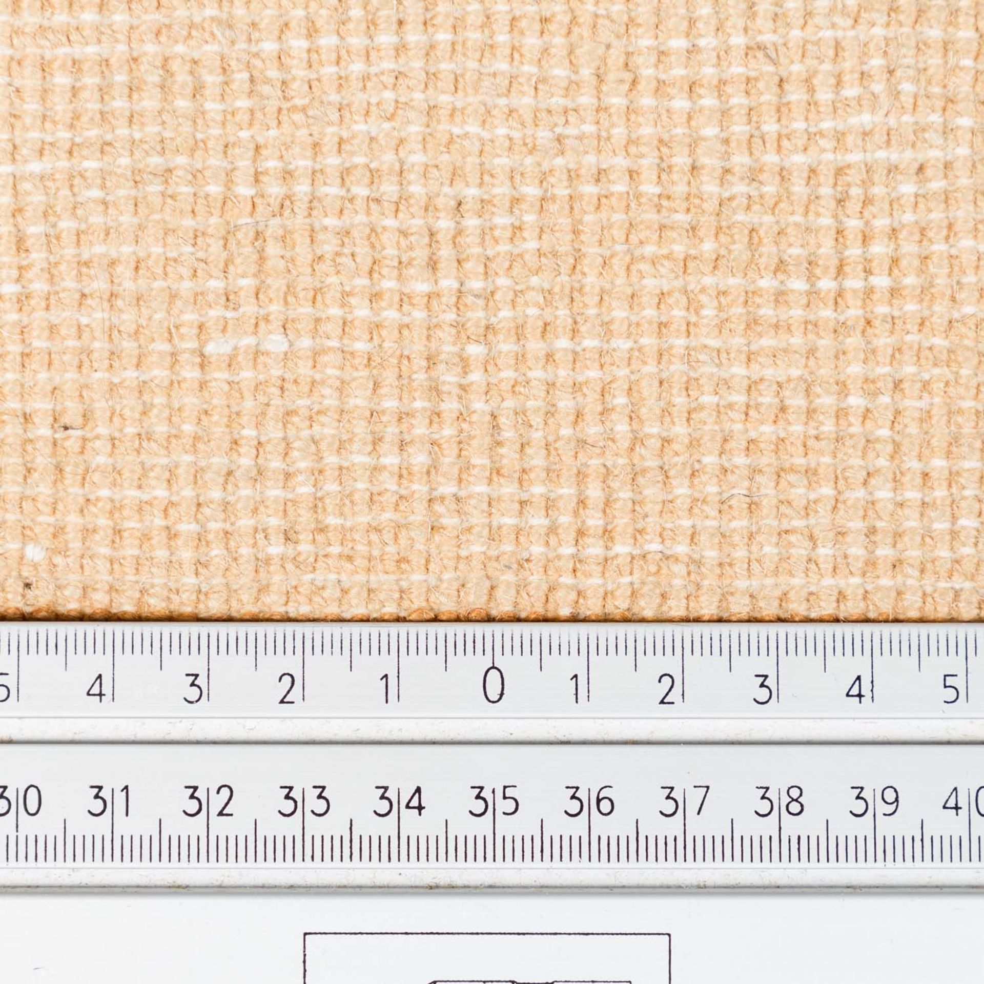 Teppich. CHINA, 20.Jh., 275x190 cm.Das unifarben beige Innenfeld und die goldgelbe Umrahmung - Bild 4 aus 4