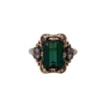Ring mit grünem Turmalinca. 11,5x8,5 mm, sowie 4 Diamantrosen, GG 14K, Details aus Silber. RW: ca.