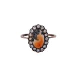 Ring mit ovalem Moosachatcabochon entouriert von Diamanten,im Achtkantschliff zus. ca. 0,4 ct