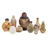 Neun snuff bottle. CHINA, 19./20. Jh..Aus Rauchquarz, Stein, Überfangglas, Steinzeug, Porzellan oder