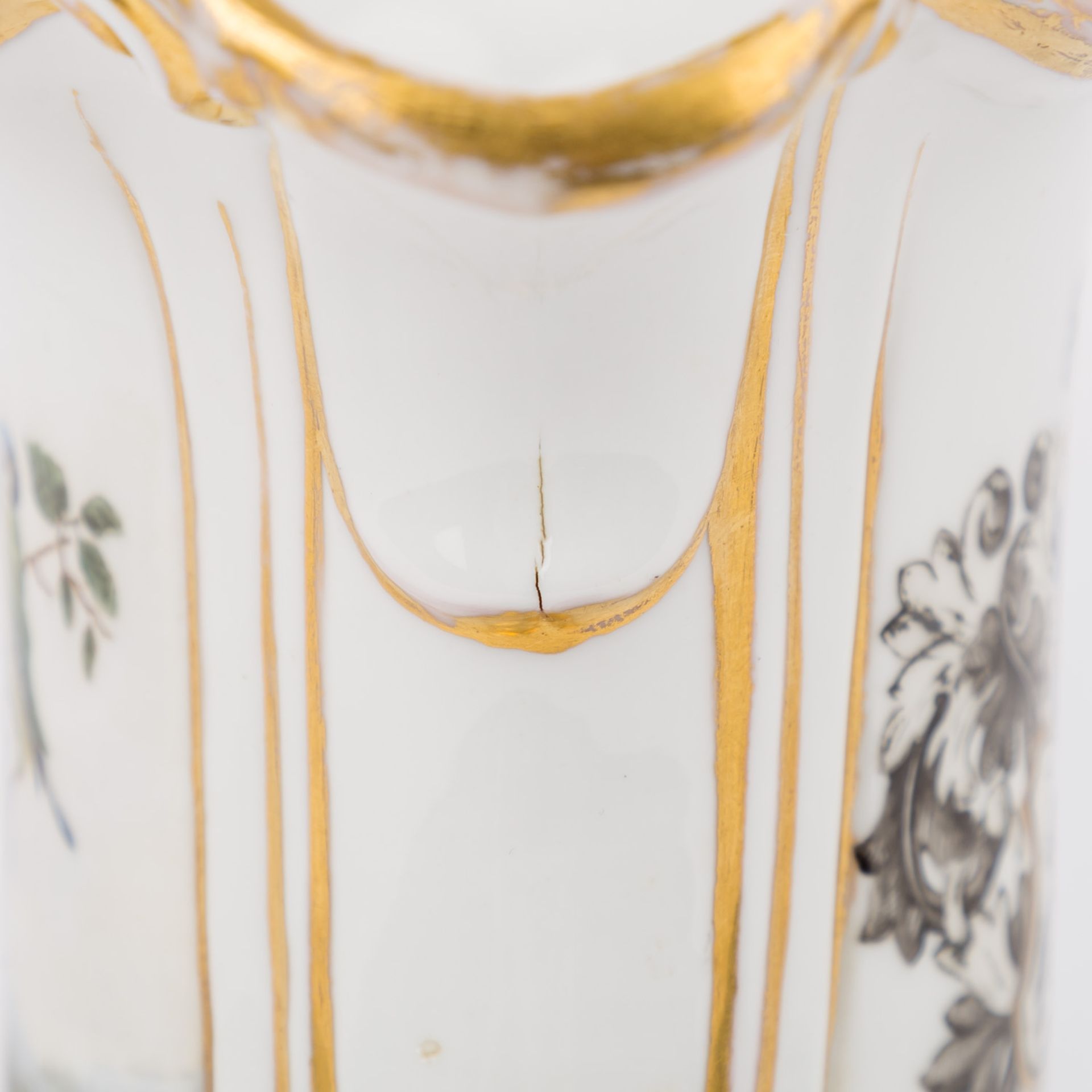 KPM Biedermeier-Prunkvase, 1847.Ovale, gefußte Vase mit goldstaffiertem Dekor, eine Seite mit - Bild 5 aus 6