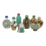 Acht snuff bottle. CHINA, 19./20. Jh..Aus Jade, Glas, Überfangglas, Porzellan oder mit