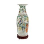 Bodenvase. CHINA, um 1920.Balusterförmig, mit auf der Schulter aufgelegten Eidechsen und am Hals