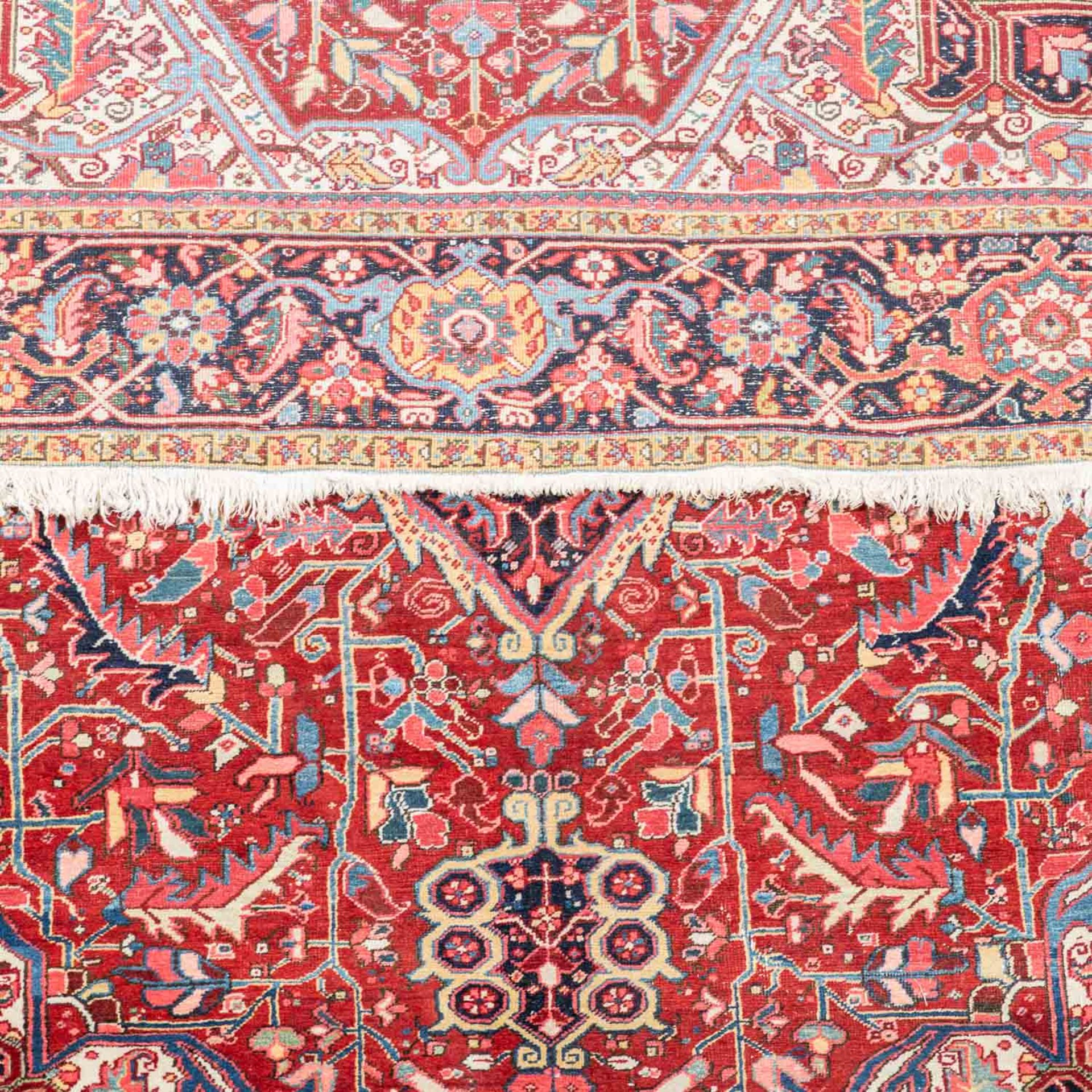 Orientteppich. 20. Jh., 372x261 cm.Ein monumentales Blütenmedaillon und stilisiertes Rankwerk - Bild 3 aus 5