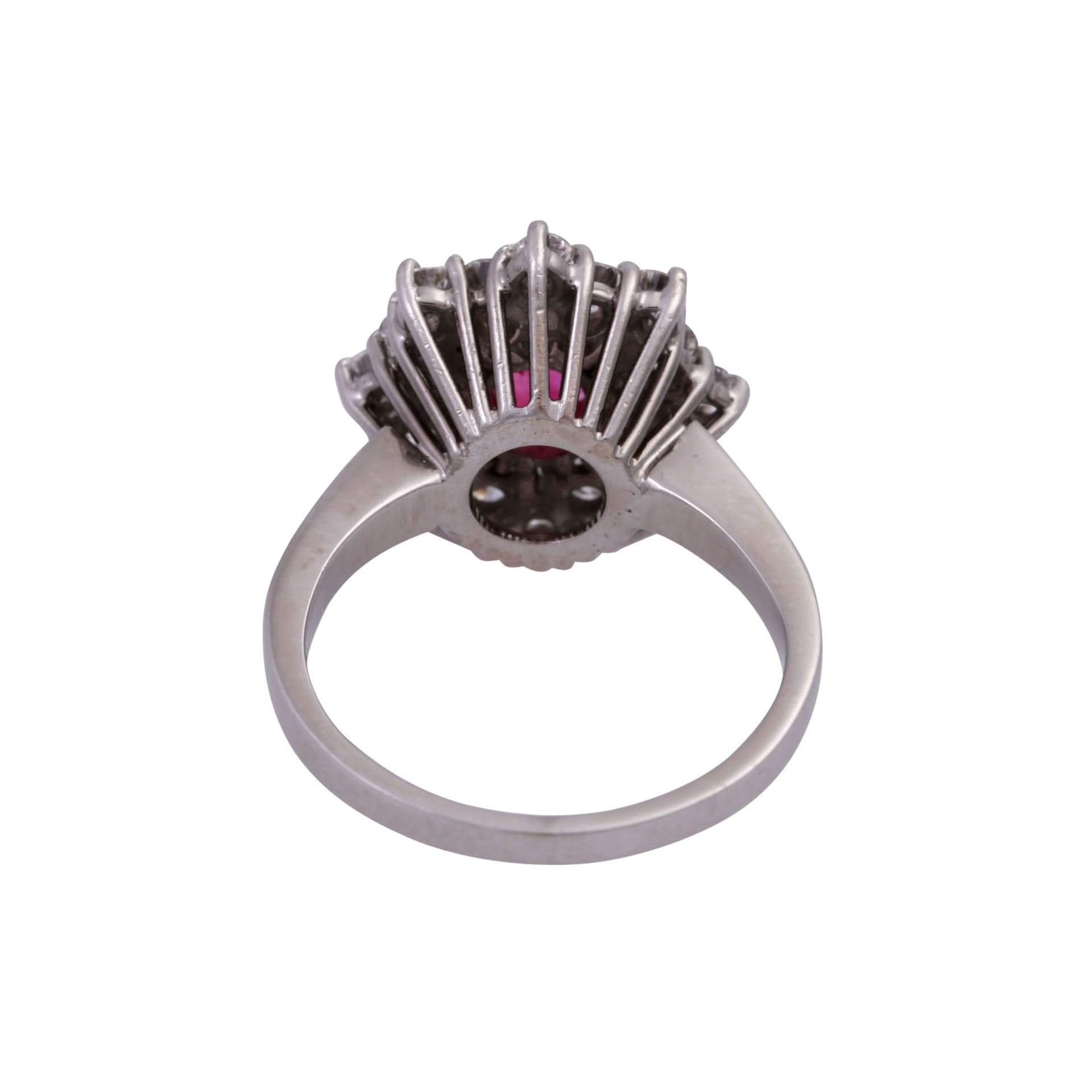 Ring "Stern" mit Rubinca. 0,8 ct (unbehandelt) sowie Brill. zus. ca. 0,7 ct, WEIß (H)/VVS, WG 18K. - Bild 4 aus 4