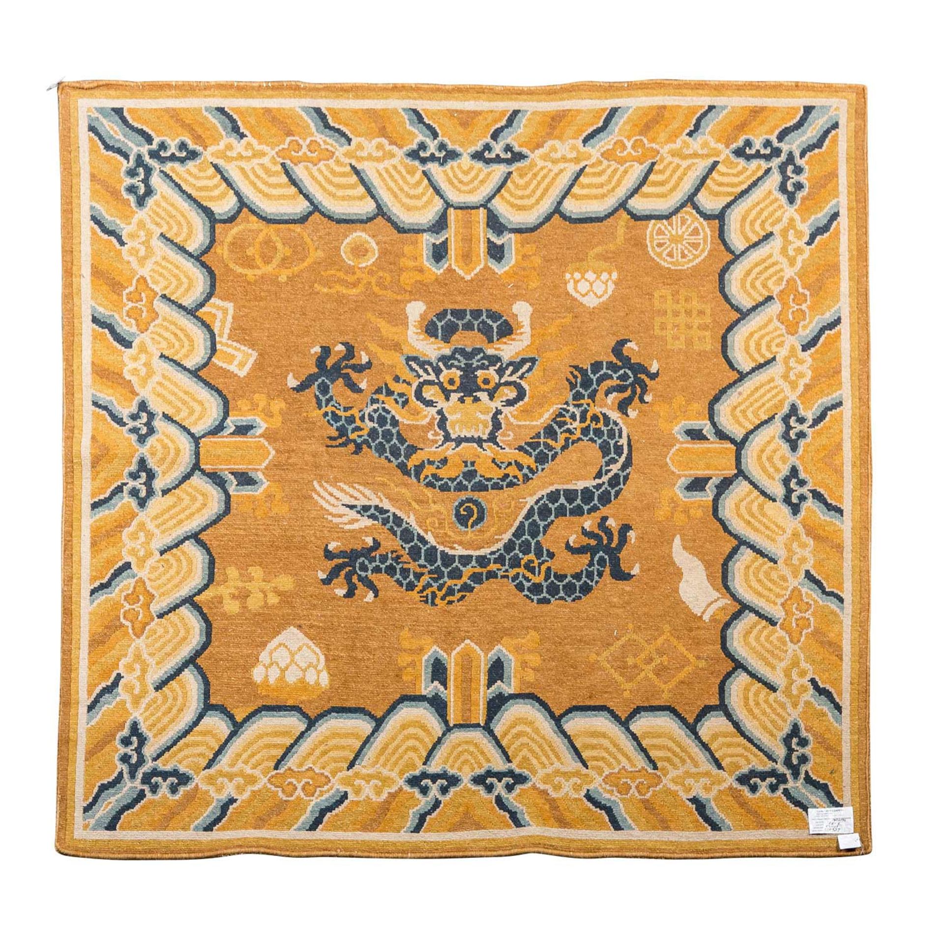Teppich. CHINA/PEKING, 20. Jh., ca. 191x195 cm.Ein großer, zentraler Drachen ziert den - Bild 2 aus 4