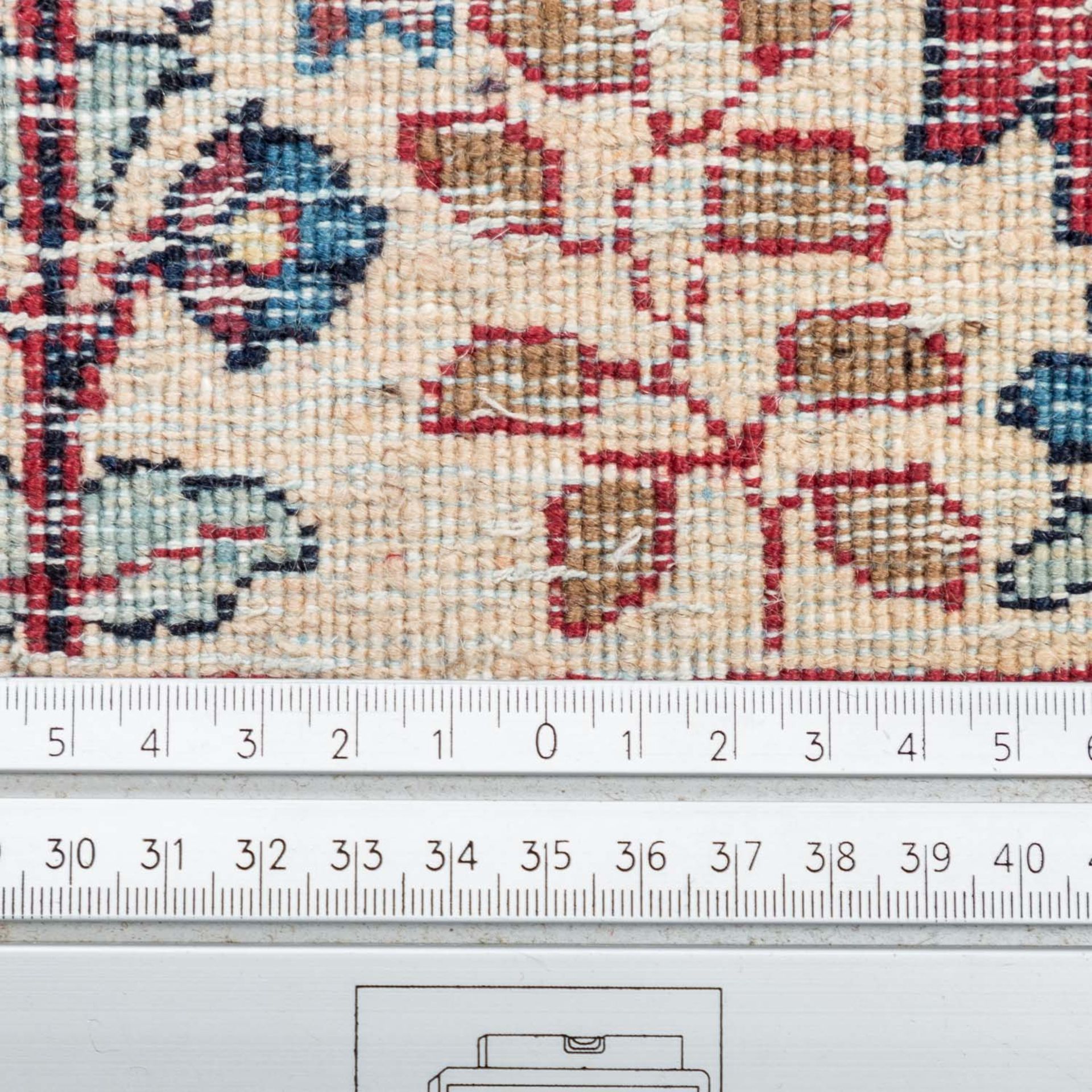 Orientteppich. MASCHAD-AMOGHIL/PERSIEN, 20. Jh., 350x250 cm.Der rote Fond des Innenfeldes ist mit - Bild 4 aus 4