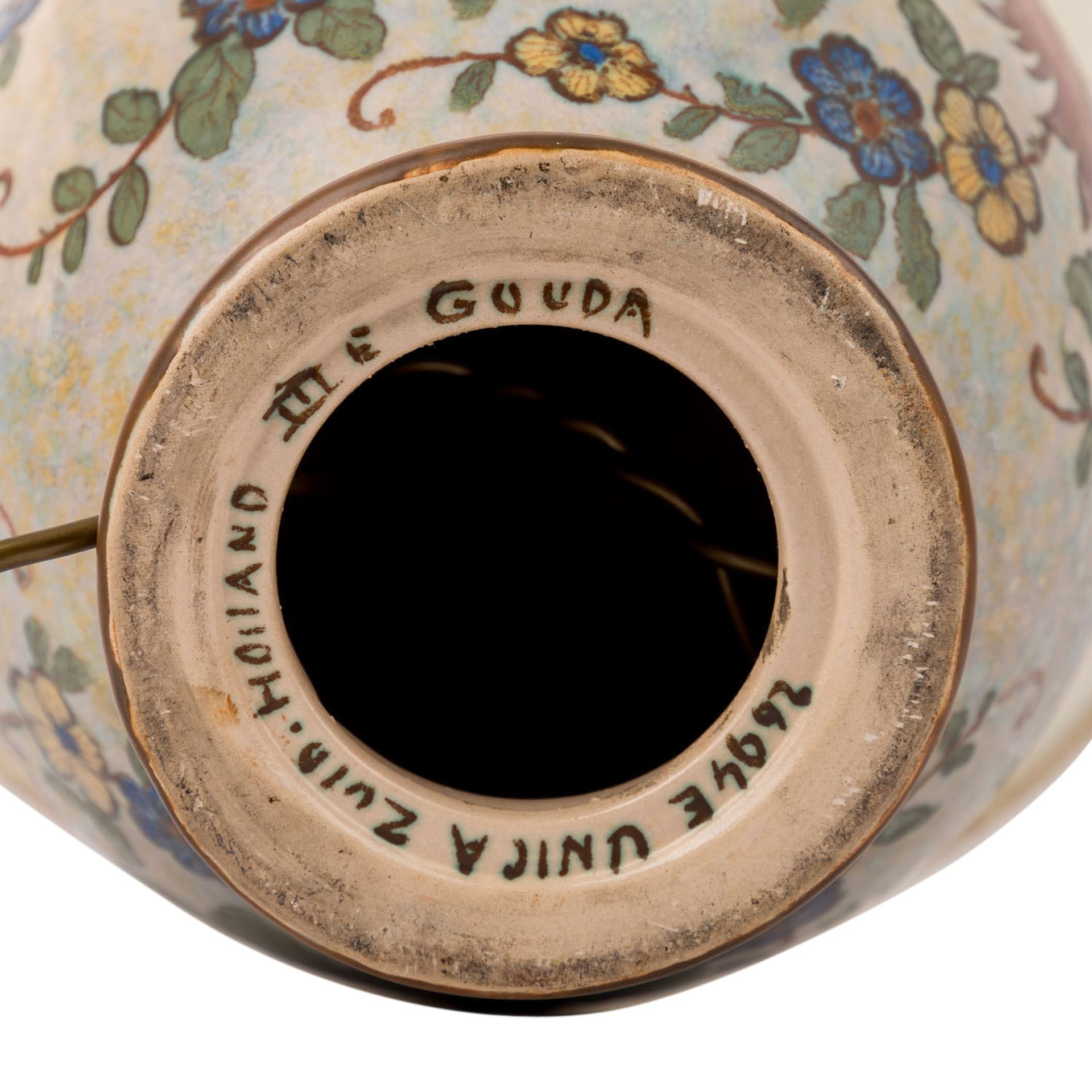 GOUDA Holland Tischlampe, 20. Jh..Mit floralem Dekor, H. mit Lampenschirm ca. 80cm. Funktion nicht - Bild 4 aus 4