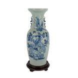 Bodenvase mit Seladonglasur. CHINA, 1. Hälfte 20. Jh..Mit zwei seitlich am Hals aufgesetzten