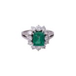 Ring mit Smaragdca. 1,6 ct u. Brill. zus. ca. 1 ct, LGW (I-J)/VS, WG 18K. RW: ca. 51. 20./21. Jh.