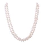 Lange Perlenketteaus weißen Zuchtperlen ca. 6,5-7 mm, endlos aufgezogen, schöner Lüster. 20./21. Jh.