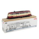 MÄRKLIN Diesellokomotive, 55711, Spur1,rot-/cremefarben, BR 218-217, auf Präsentationsbrett, Orig.-