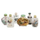 Sechs snuff bottle. CHINA. 19.20. Jh..Glas mit Hinterglasmalerei. Alle mit Stöpsel, tlw. aus Jade