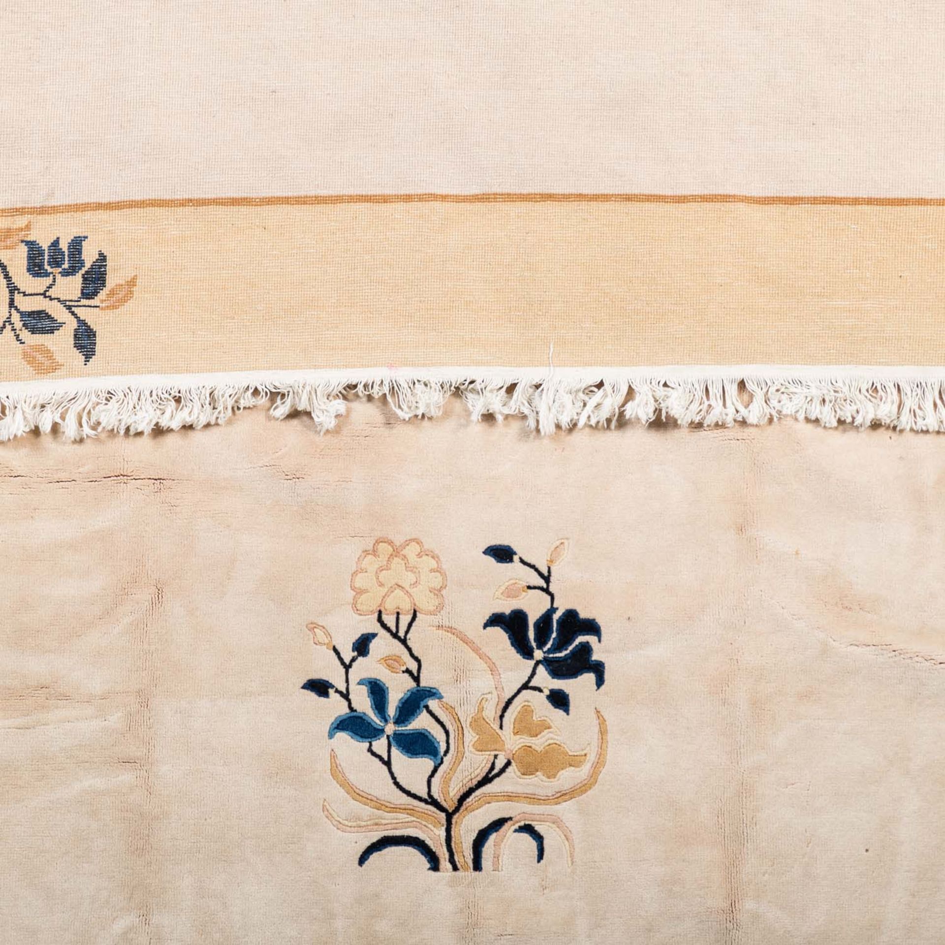 Teppich. CHINA, 20.Jh., 275x190 cm.Das unifarben beige Innenfeld und die goldgelbe Umrahmung - Bild 3 aus 4