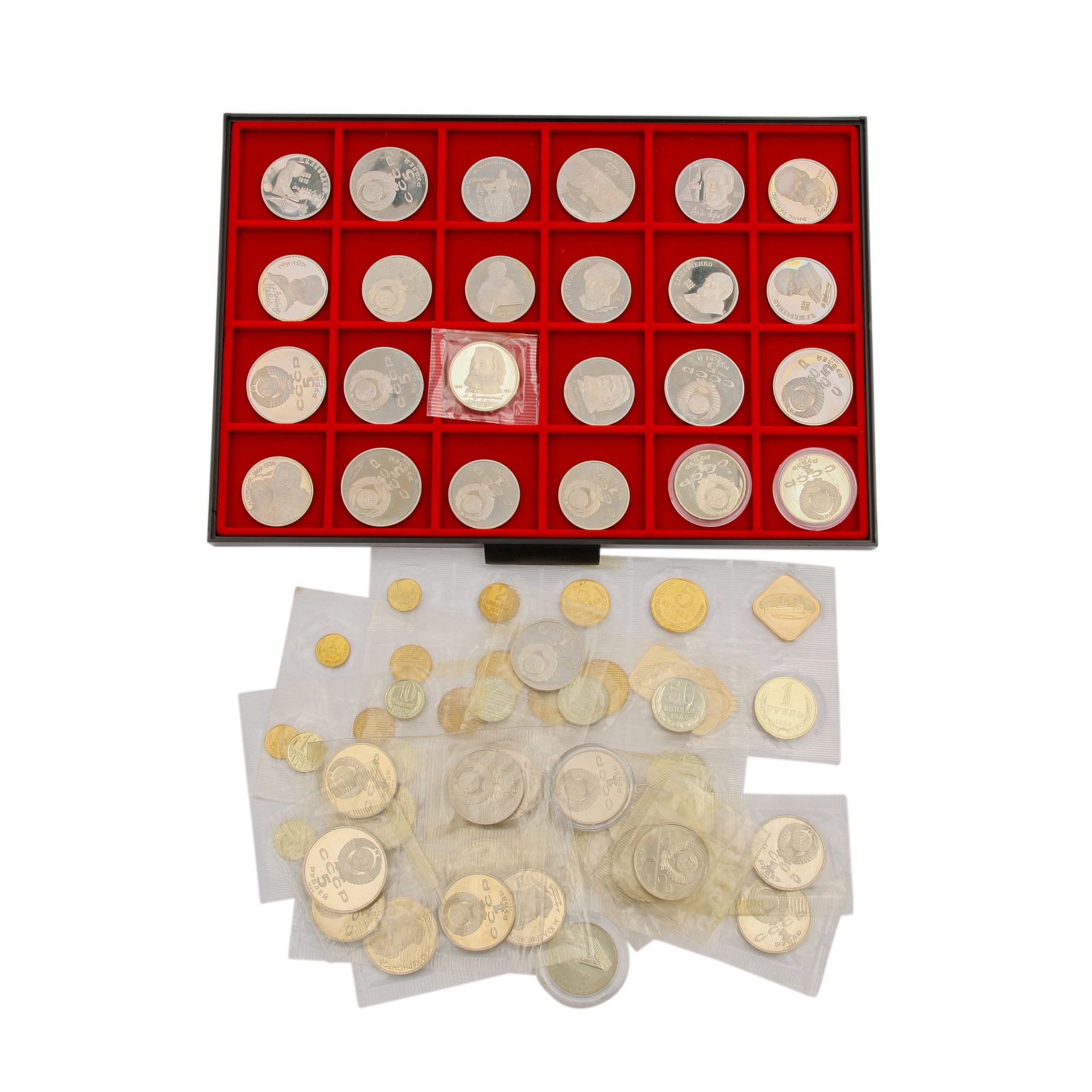 Russland - KABE Tableau mit 24 Münzen, darunter 5 und 1 Rubel CuNi,dazu 3 KMS 1988/89, lose 20 x 1