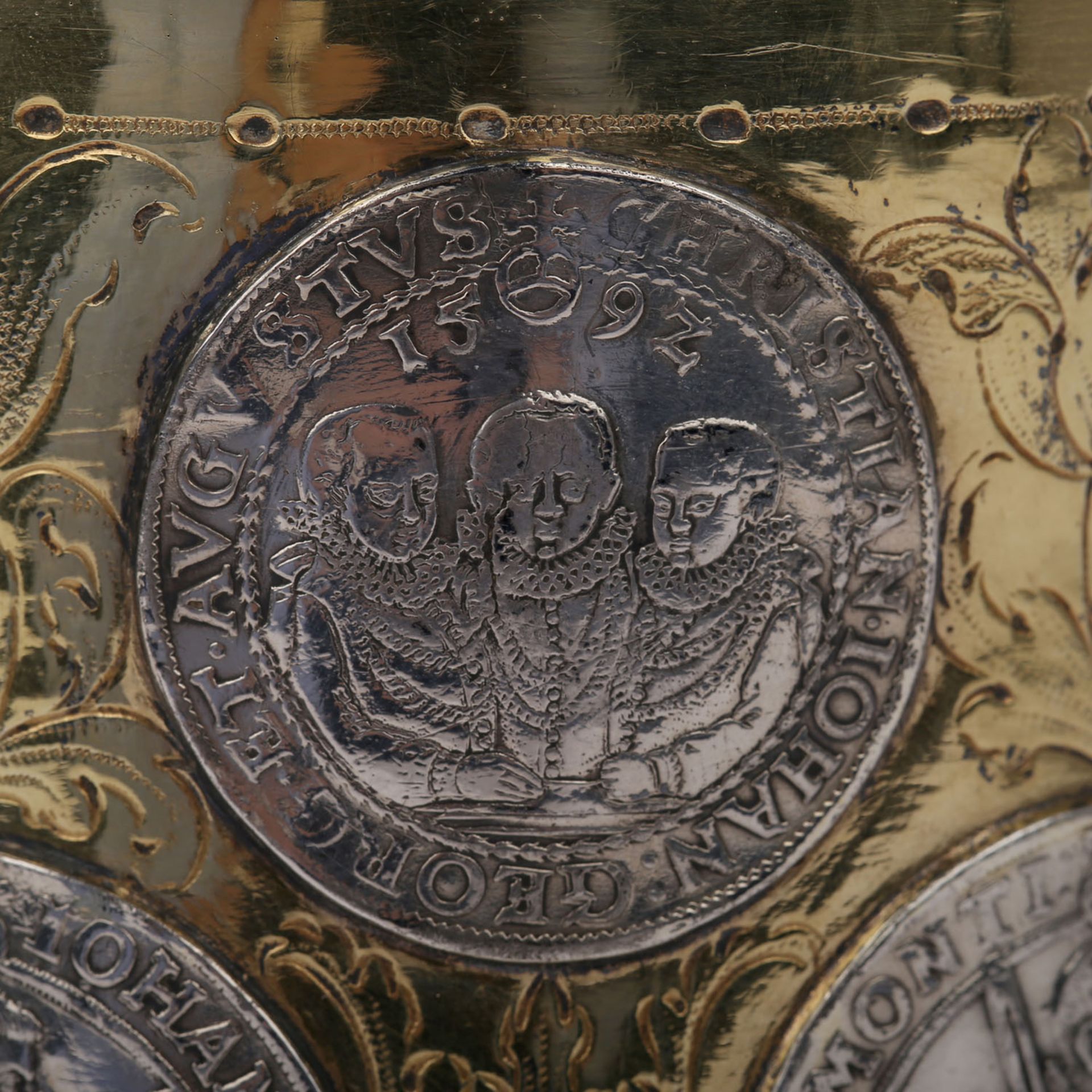 Attraktiver MÜNZHUMPEN mit insgesamt 16 eingearbeiteten Münzen und 2 Medaillen.Die zylinderartige - Bild 9 aus 42