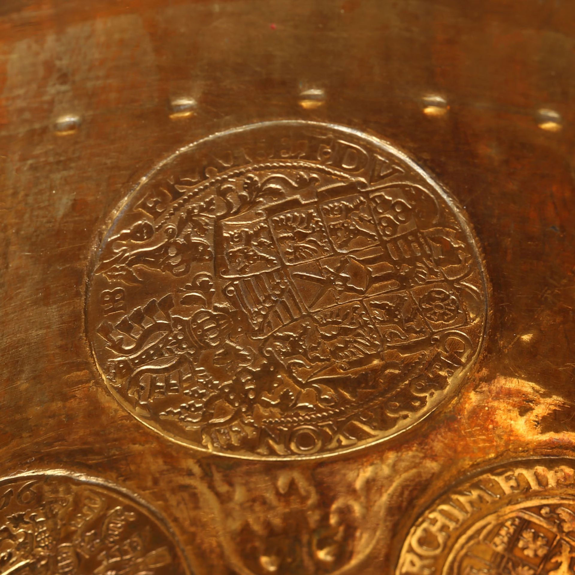 Attraktiver MÜNZHUMPEN mit insgesamt 16 eingearbeiteten Münzen und 2 Medaillen.Die zylinderartige - Bild 10 aus 42