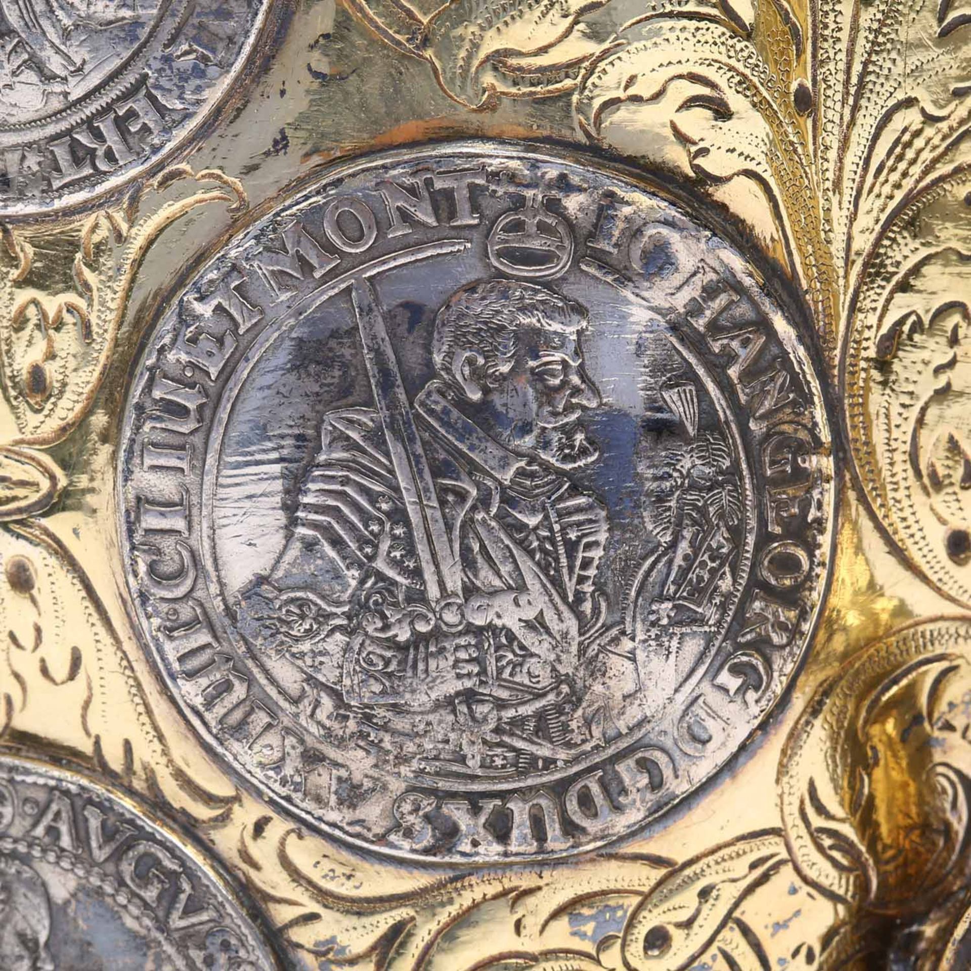Attraktiver MÜNZHUMPEN mit insgesamt 16 eingearbeiteten Münzen und 2 Medaillen.Die zylinderartige - Bild 20 aus 42