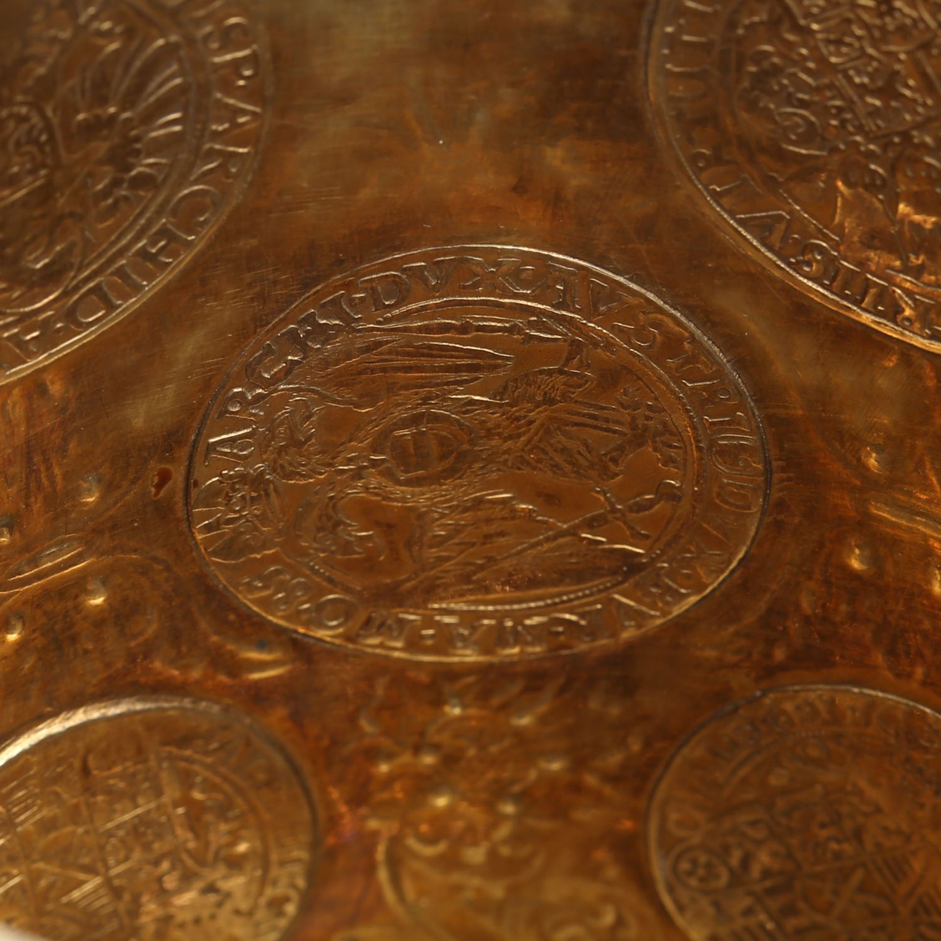 Attraktiver MÜNZHUMPEN mit insgesamt 16 eingearbeiteten Münzen und 2 Medaillen.Die zylinderartige - Bild 30 aus 42