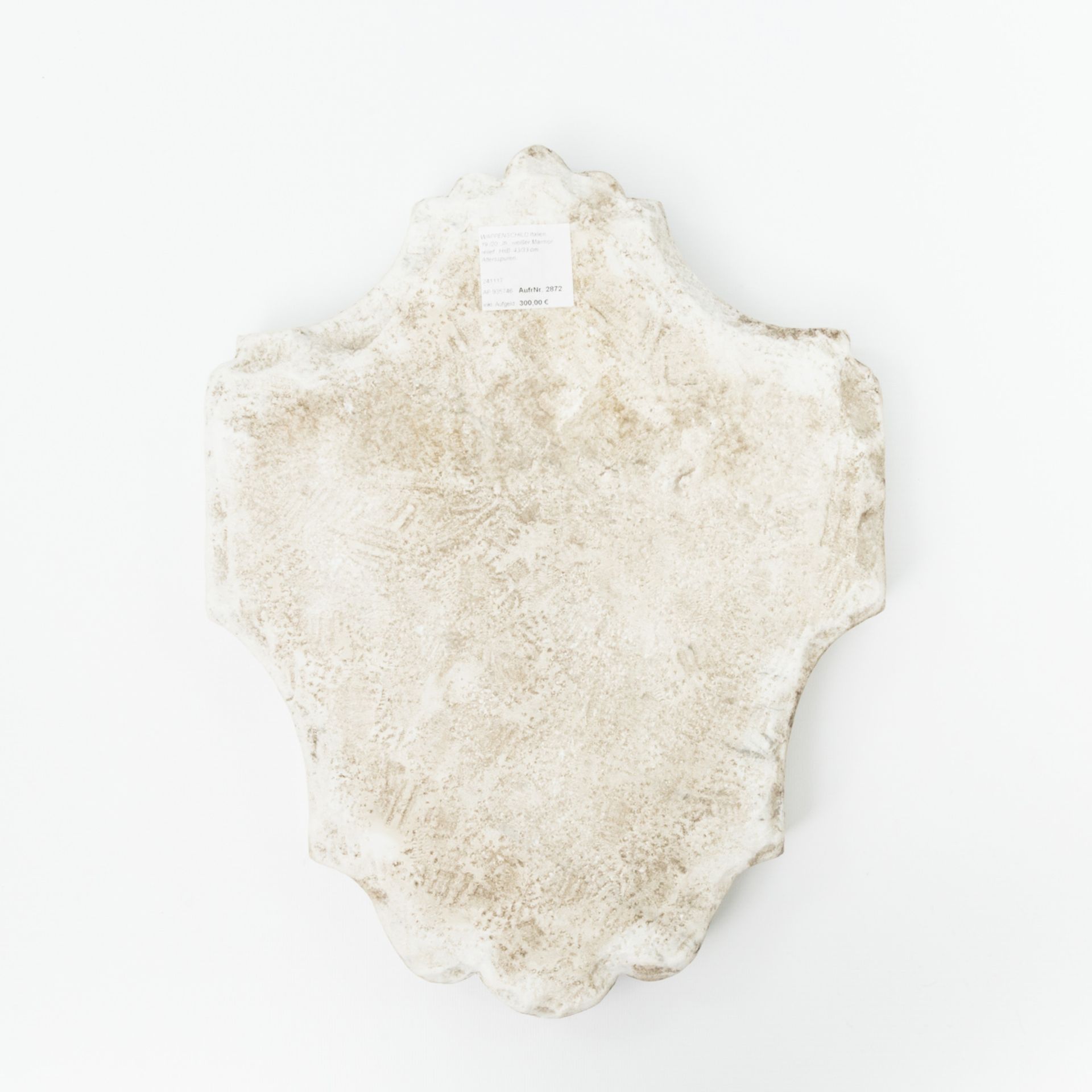WAPPENSCHILDItalien, 19./20. Jh., weißer Marmor im Relief, H x B ca. 43/33 cm. Altersspuren. - Bild 2 aus 2