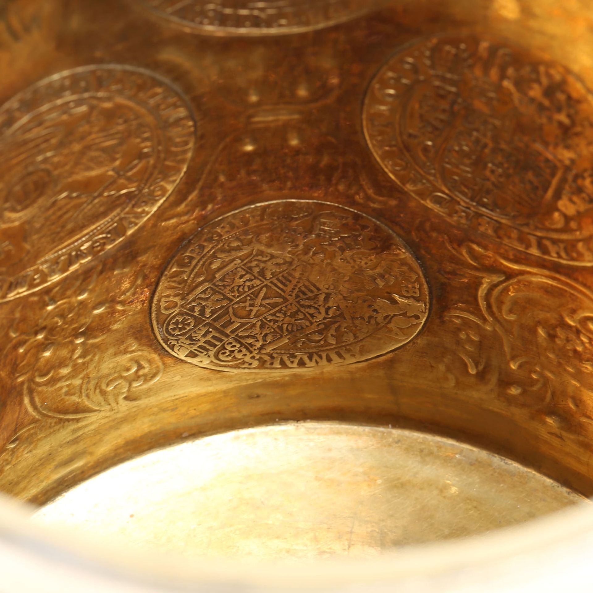 Attraktiver MÜNZHUMPEN mit insgesamt 16 eingearbeiteten Münzen und 2 Medaillen.Die zylinderartige - Bild 28 aus 42