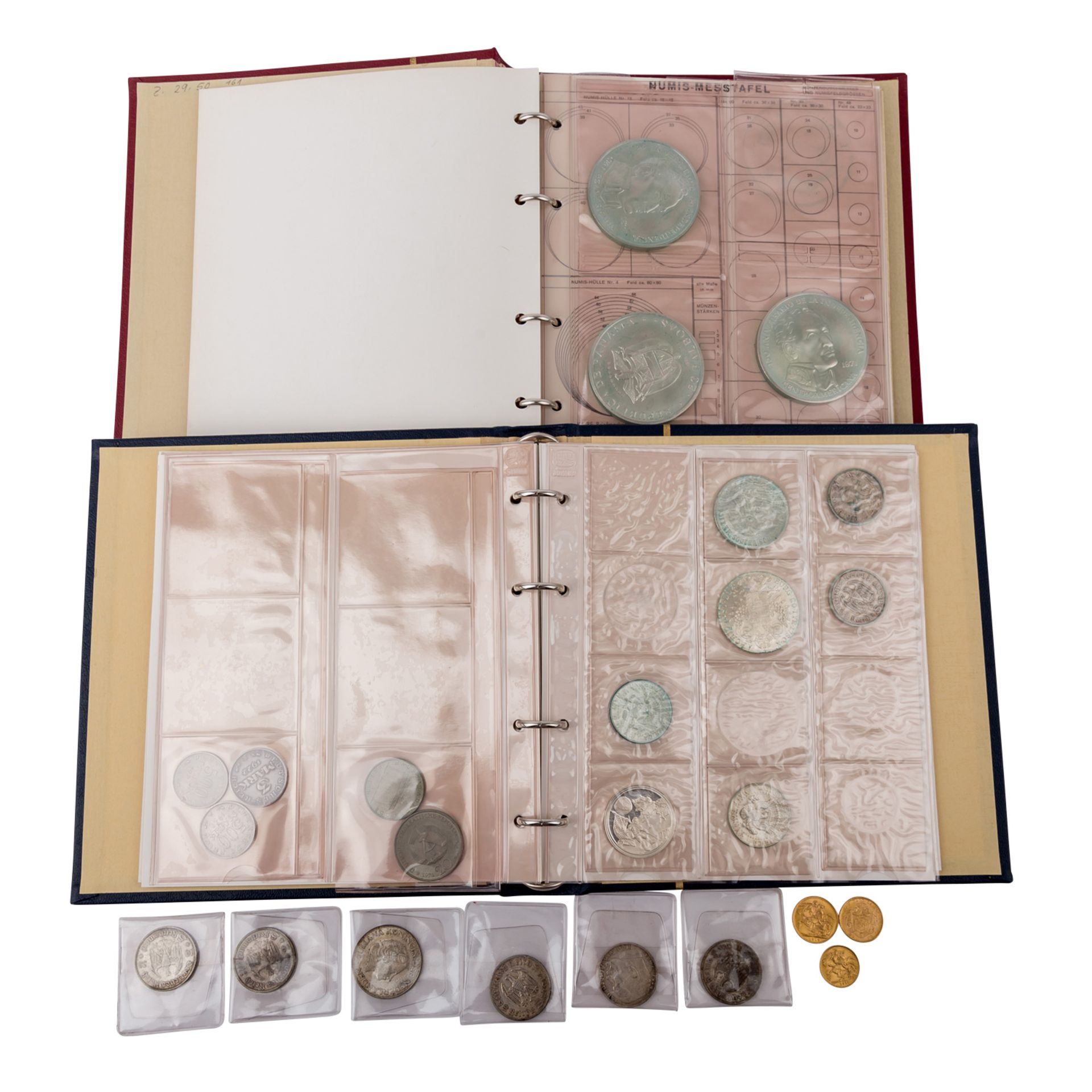 2 Münzalben mit GOLD und SILBER -dabei u.a. 1 x GB - 1 Sovereign 1913, George V., ss., 7,32g GOLD