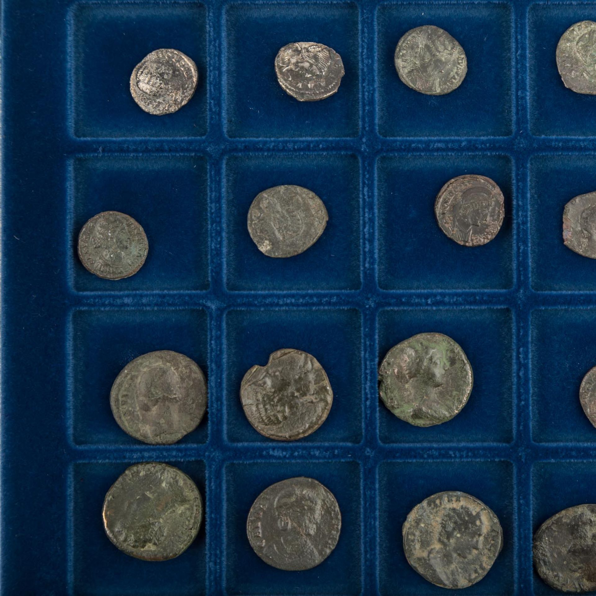 Römische Münzen auf Tableau - Zusammenstellungvon 20 Münzen, vorwiegend spätantike Nummi wie z.B.
