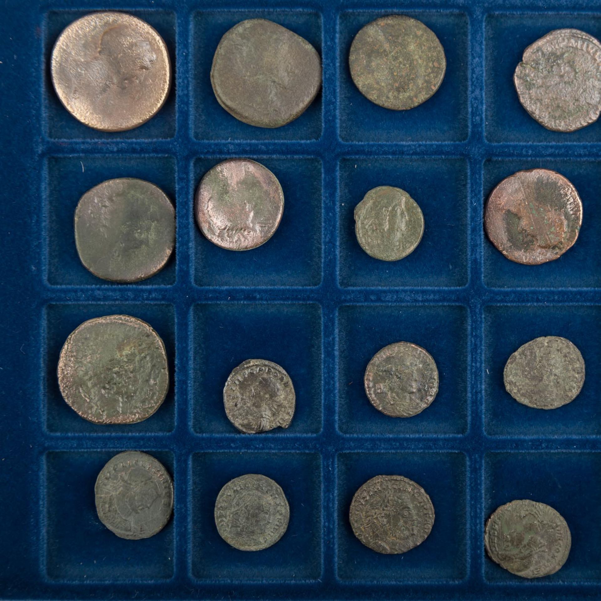 Tableau mit römischen Münzen - 20 antike und spätantikeBronzen. Erhalt jeweils verschieden, z.T. bis