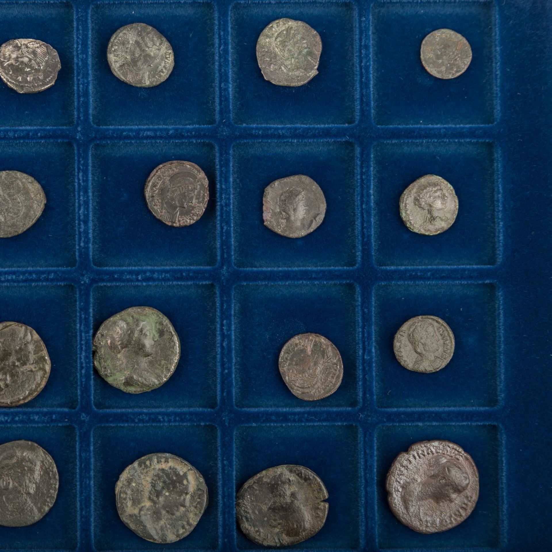 Römische Münzen auf Tableau - Zusammenstellungvon 20 Münzen, vorwiegend spätantike Nummi wie z.B. - Bild 2 aus 2