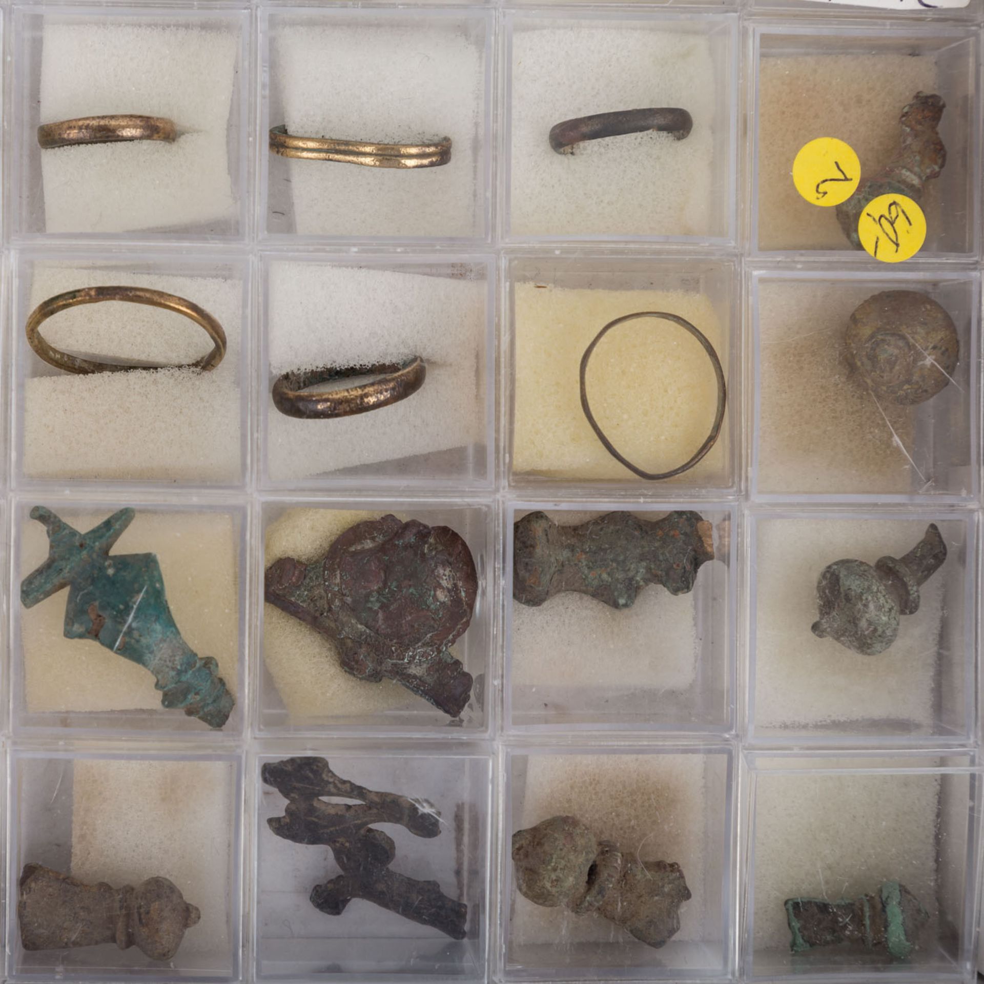 Antike Fibeln und Schmuckstücke -50 römische Schmuck-und Fibelteile. In kleinen Plastikboxen - Bild 3 aus 4