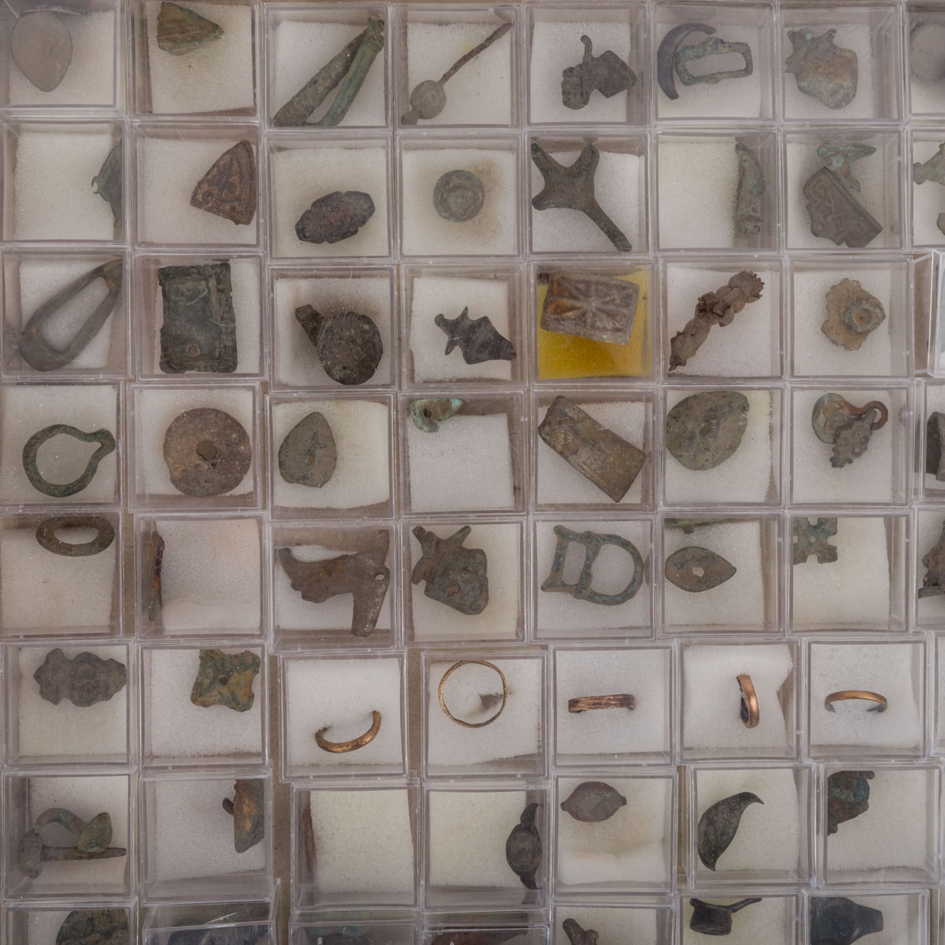 Antike Fibeln und Schmuckstücke -120 römische und keltische Fibeln, Fibelteile, Ringe, Ringplatten - Bild 5 aus 5