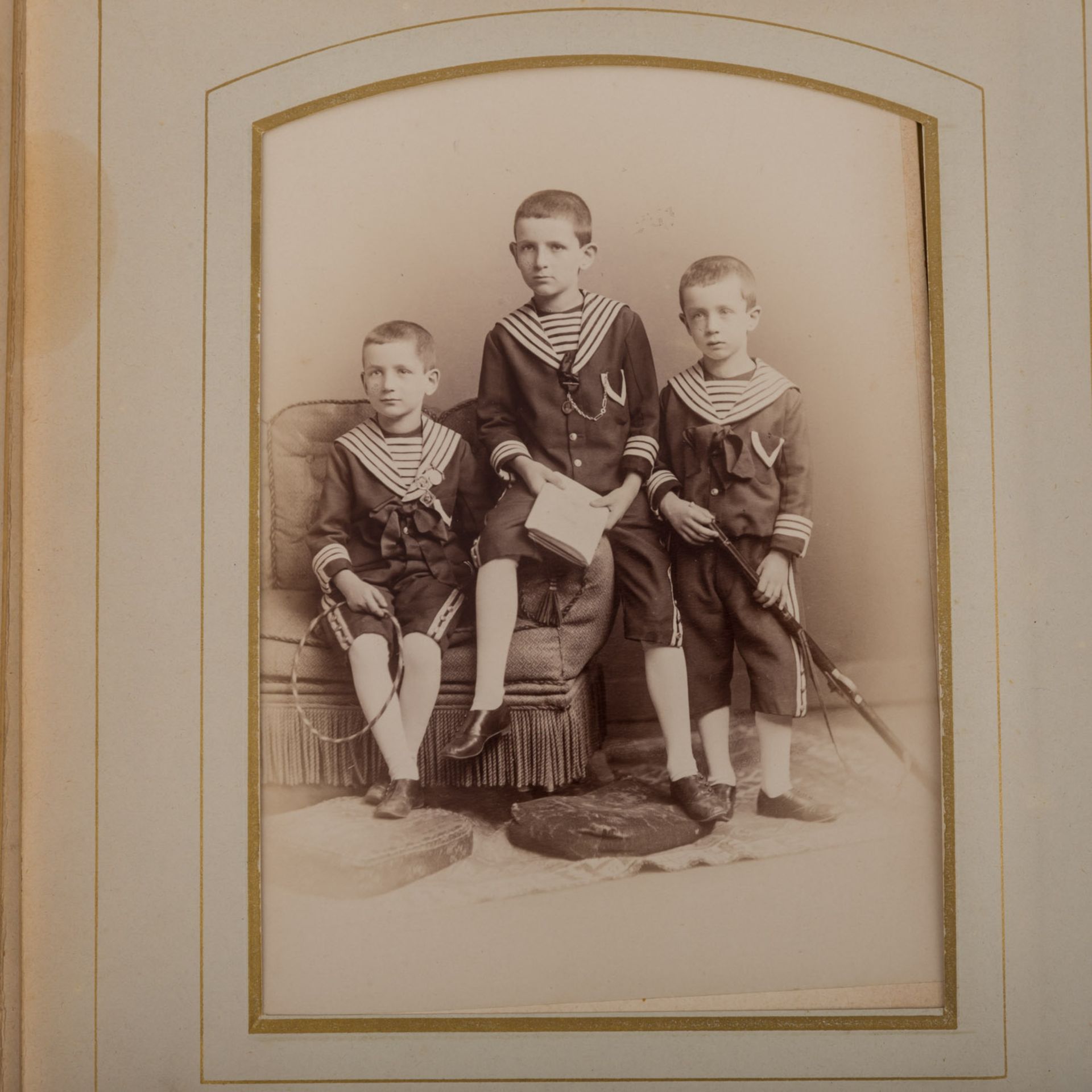 Aus Adelsbesitz! Historisches Fotoalbum aus der Familie von Rantzauin verziertem Ledereinband mit - Bild 6 aus 8