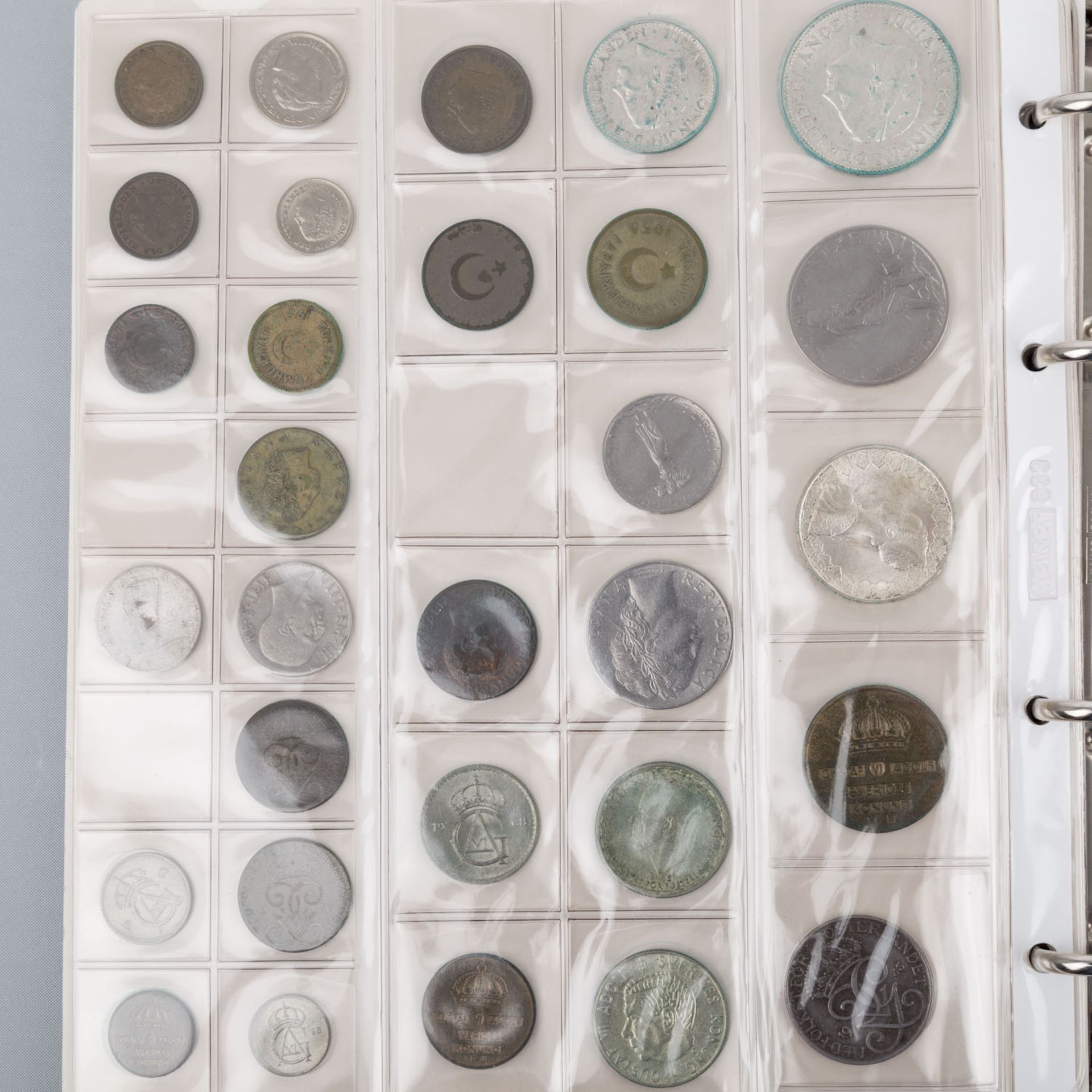 2 Alben mit Münzen und Banknoten –darunter BRD 5 und 10 DM, versch. Jahrgänge, ca. 390 DM nominal, - Bild 4 aus 7