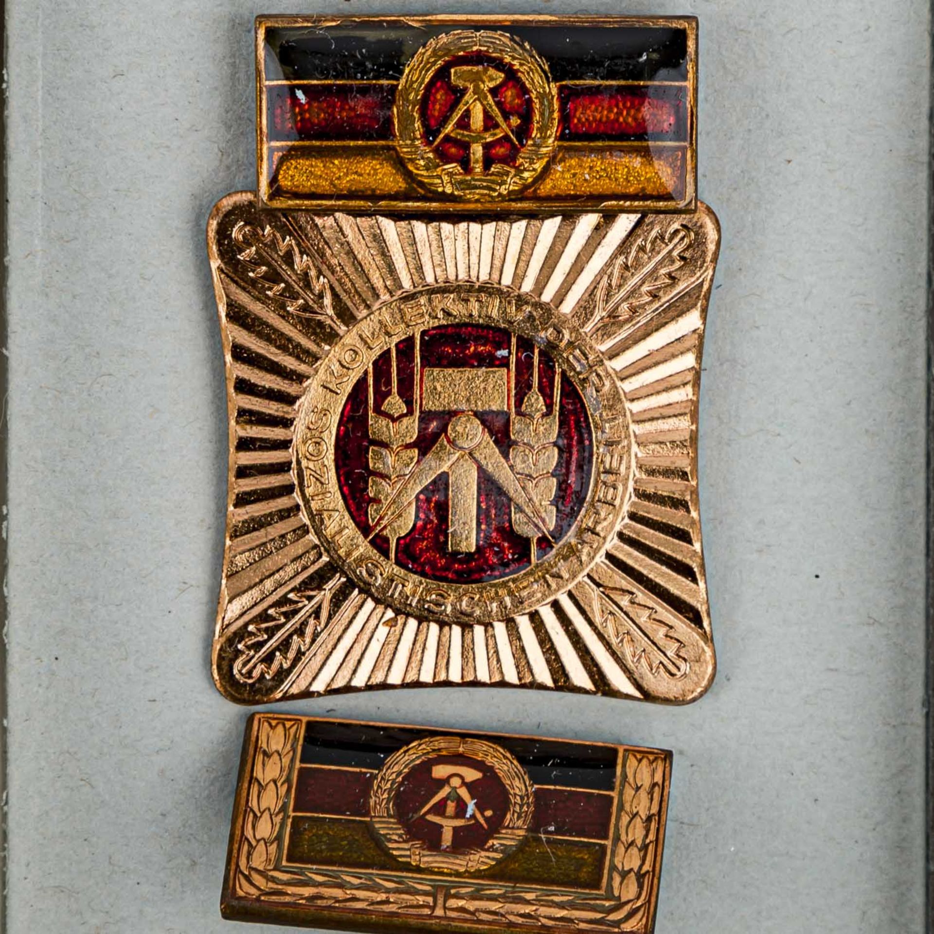 DDR - Konvolut Orden, Auszeichnungen, Medaillen,Abzeichen, darunter auch Urkunden und etwas altes - Bild 3 aus 13