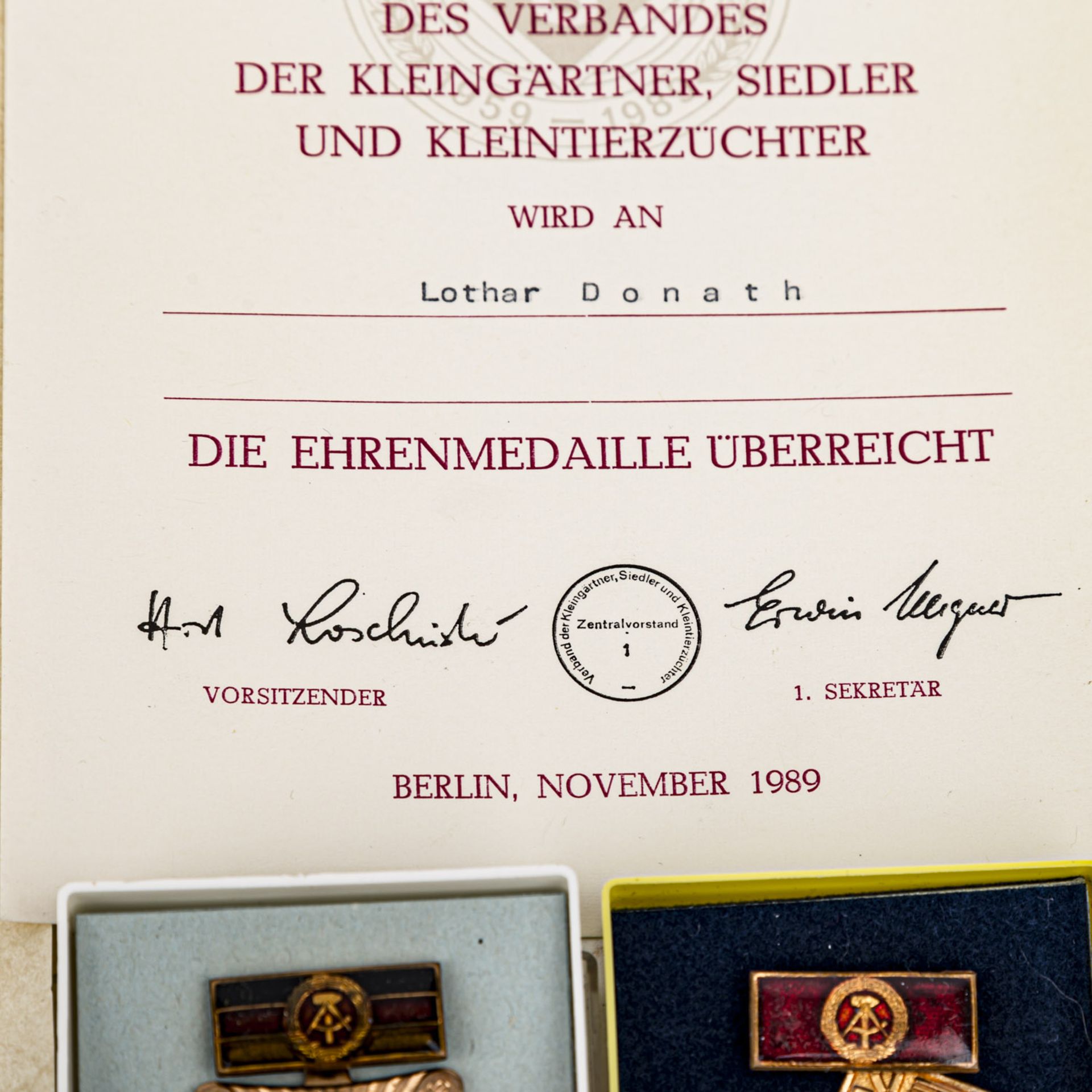 DDR - Konvolut Orden, Auszeichnungen, Medaillen,Abzeichen, darunter auch Urkunden und etwas altes - Bild 10 aus 13