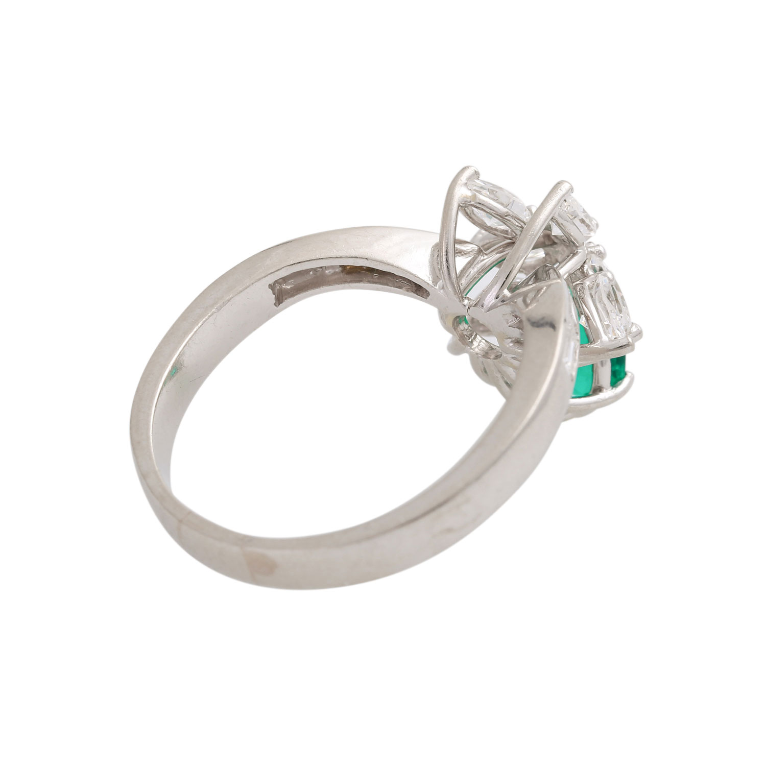 Feiner Damenring mit Smaragd und Diamantenvon zus. ca. 0,9 ct im Baguette- und Navetteschliff, WEISS - Image 3 of 4