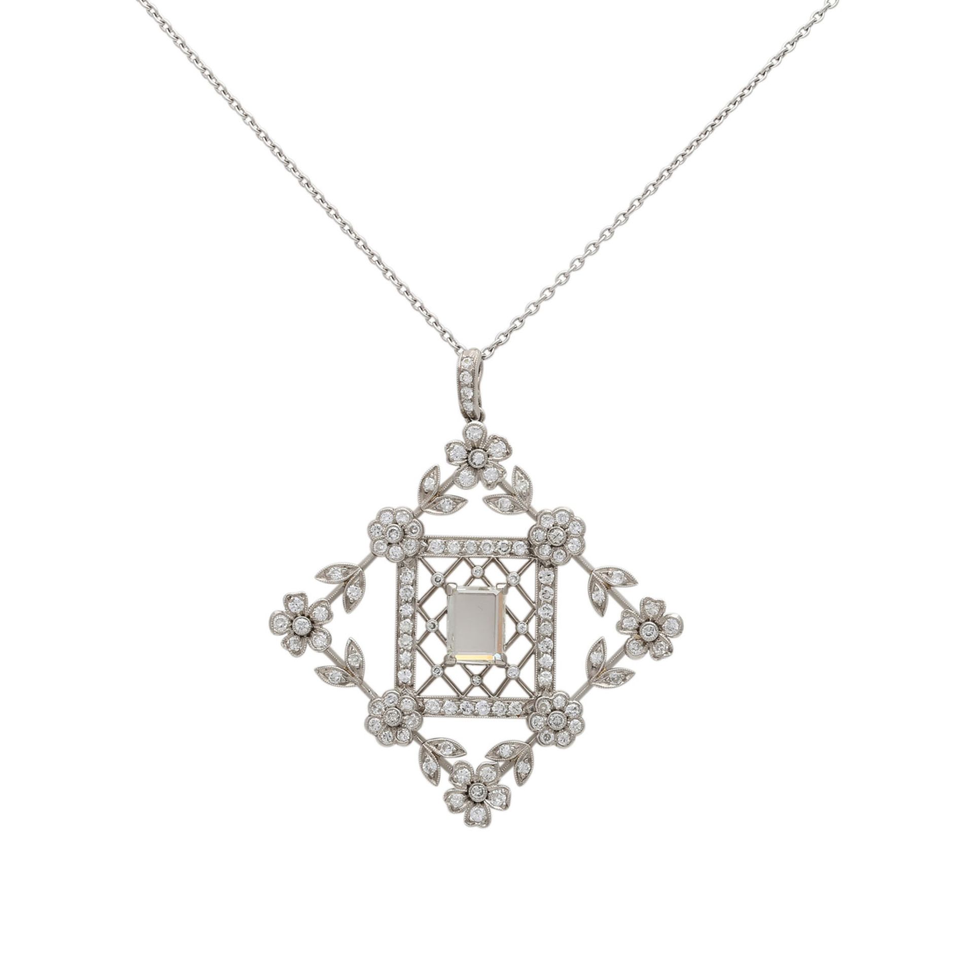 Anhänger mit floralem Muster,besetzt mit kl. Diamanten von zus. ca. 2 ct von guter Farbe und